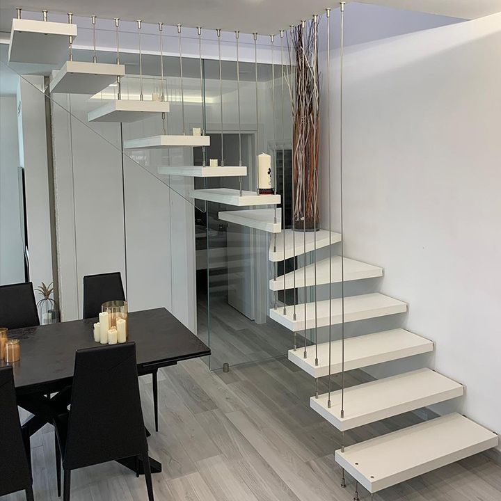 Scala a sbalzo con ringhiera