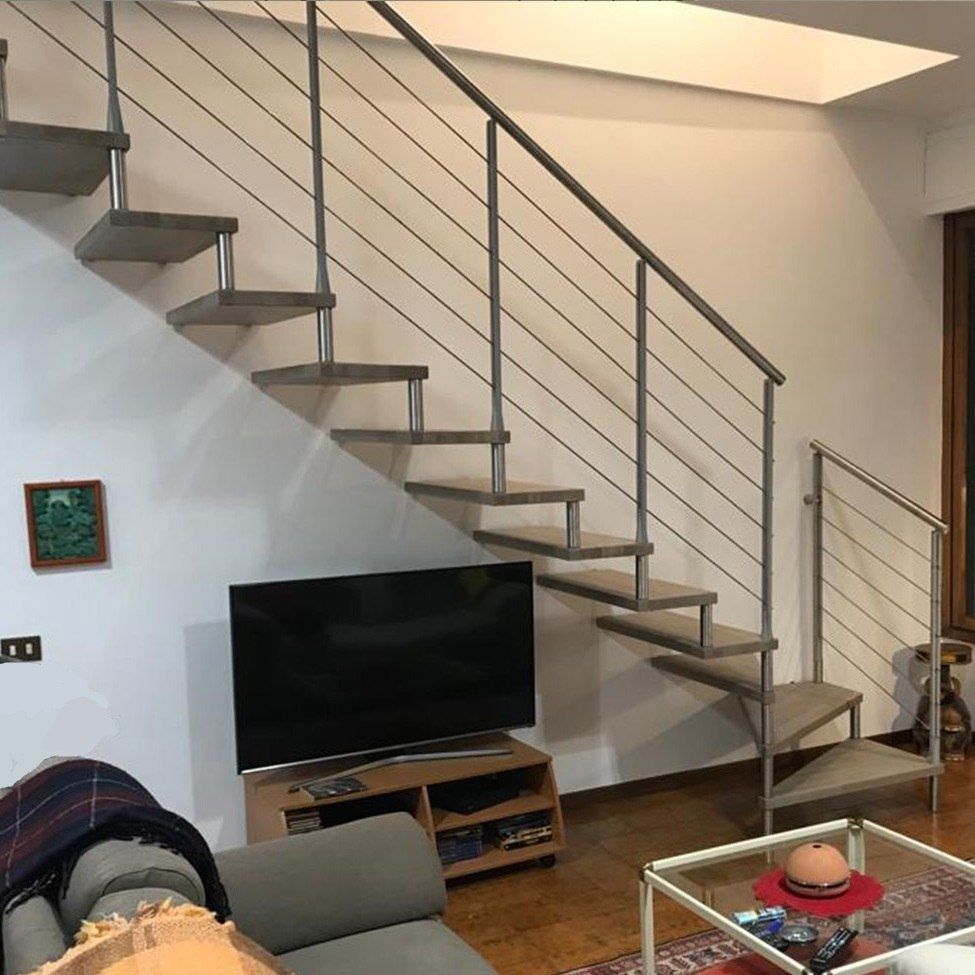 Scala a sbalzo con ringhiera