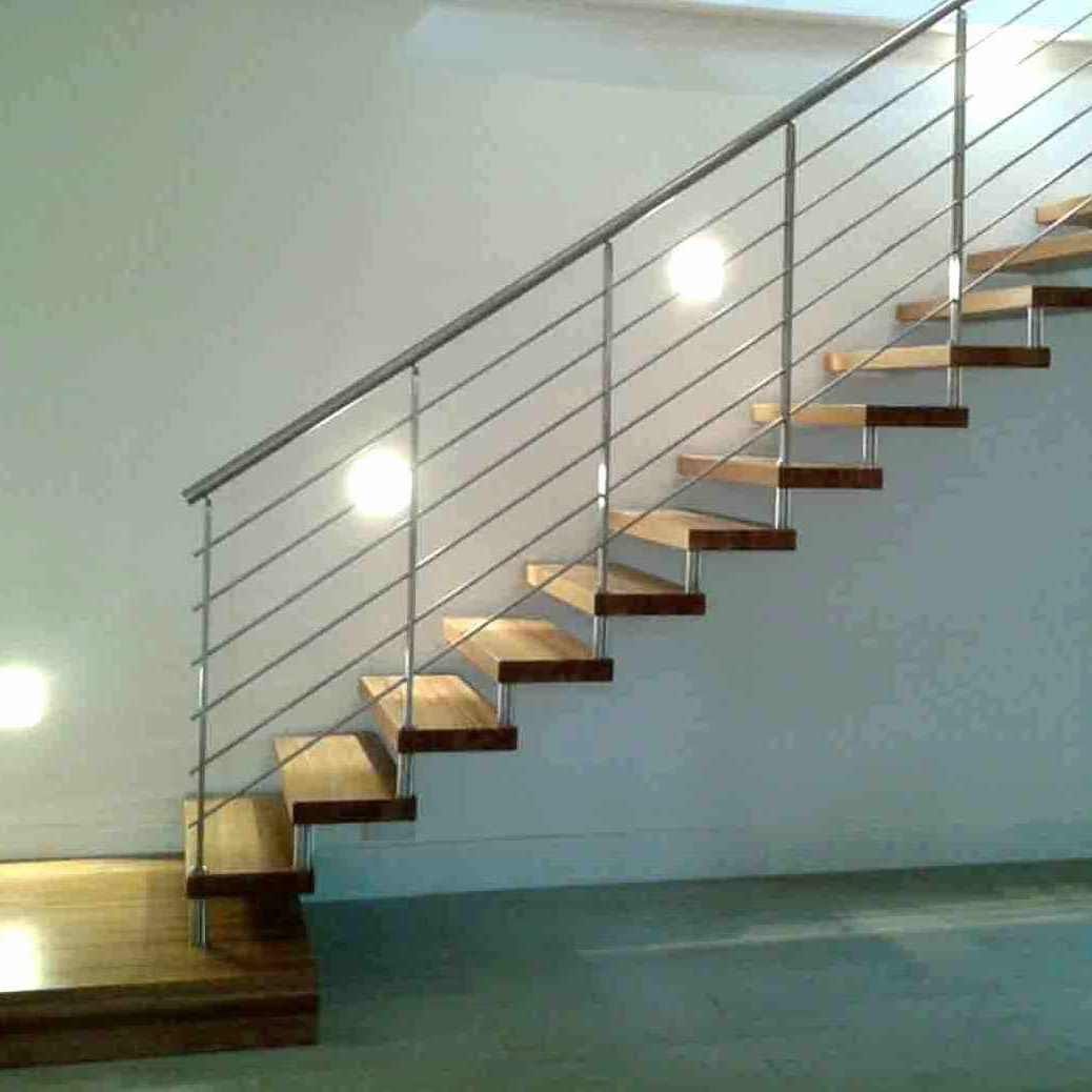 Scala a sbalzo con ringhiera