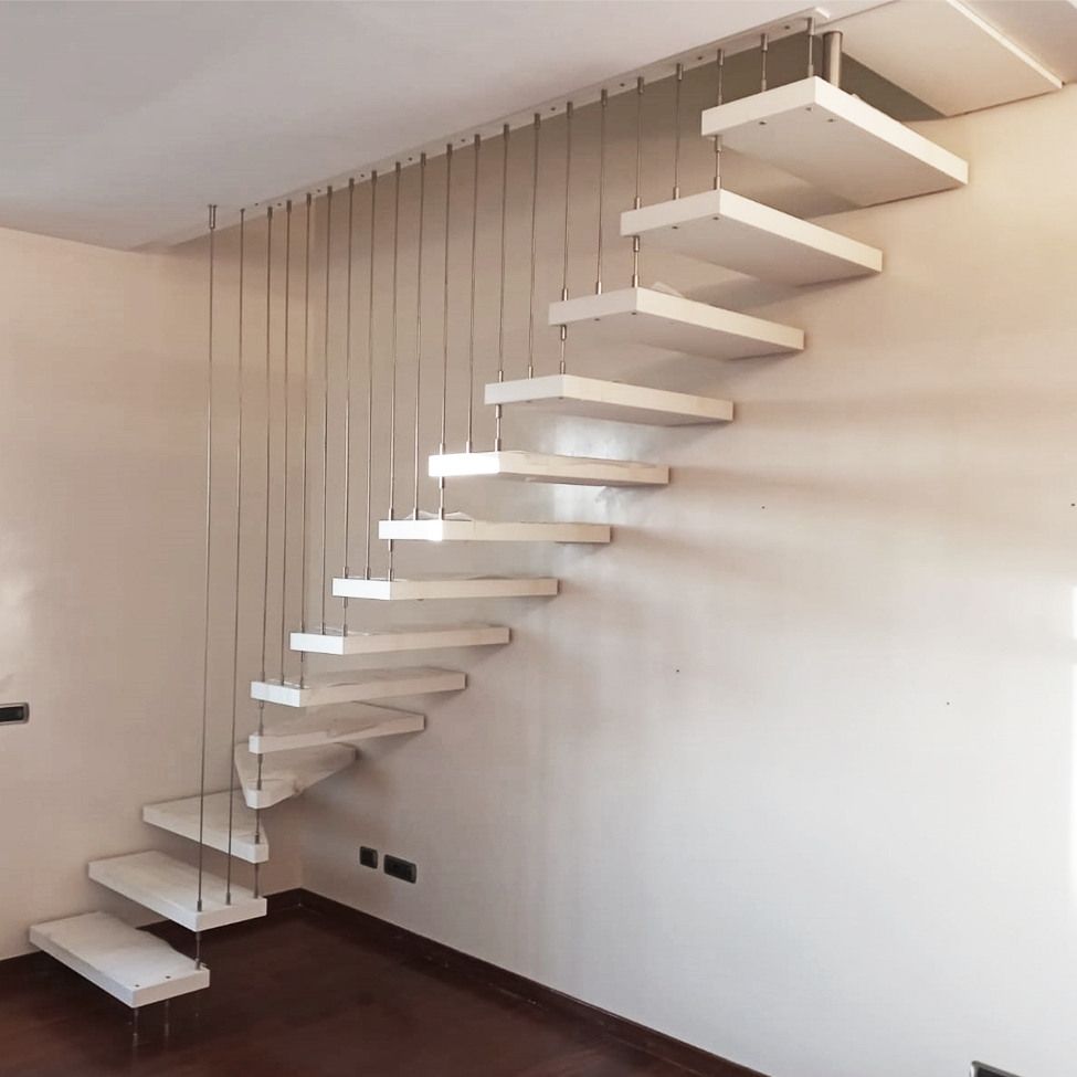 Scala a sbalzo con ringhiera