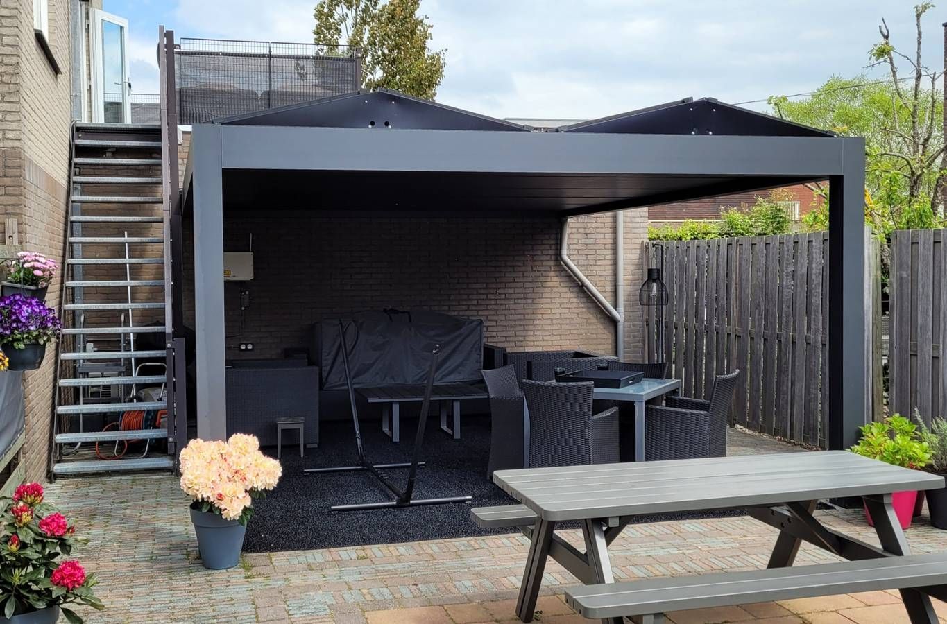 Een luchtfoto van een groot gebouw met zonnepanelen op het dak.