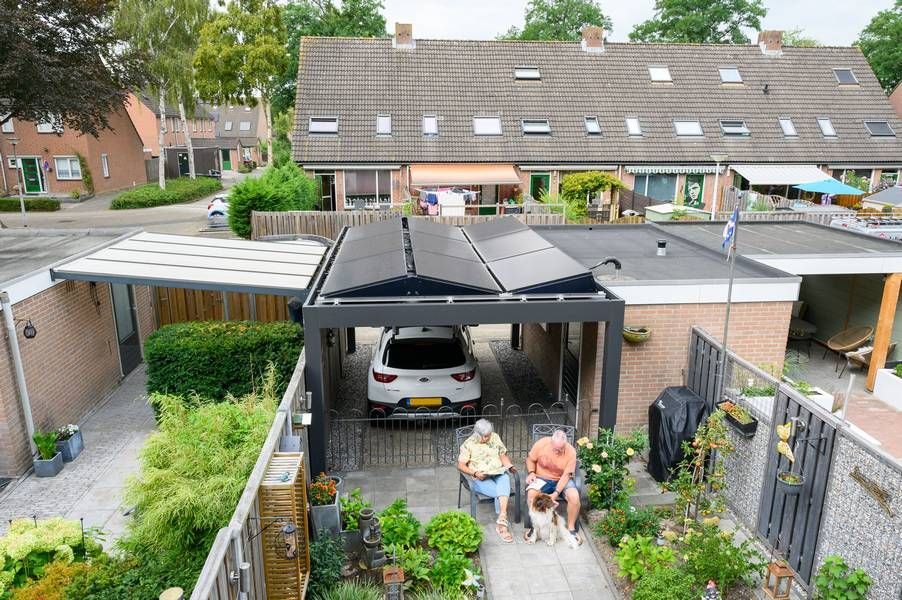 Een luchtfoto van een groot gebouw met het woord pgs erop.