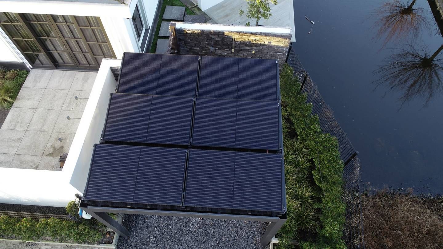 Een luchtfoto van een groot gebouw met zonnepanelen op het dak