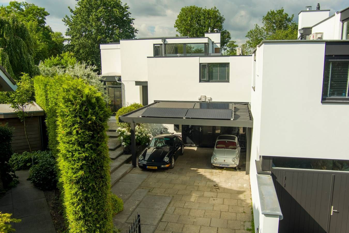 Een luchtfoto van een groot oranje gebouw naast een rivier.