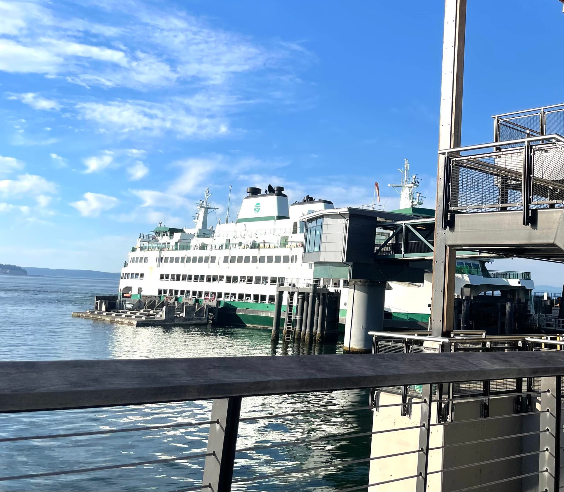 Ferry at Mukilteo beach about to depart