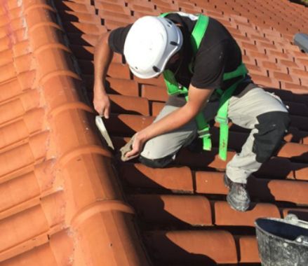 reparar filtraciones de agua en un tejado de tejas en Dueñas, Palencia
