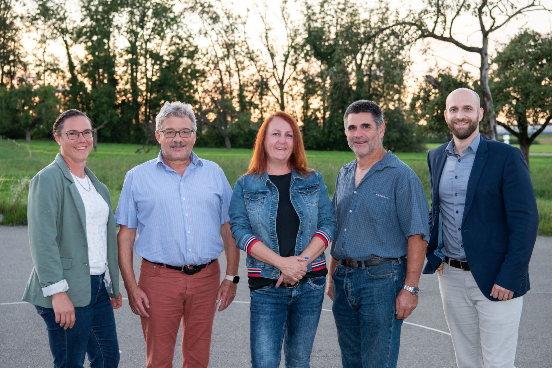 Eine Gruppe von Menschen posiert gemeinsam für ein Foto.