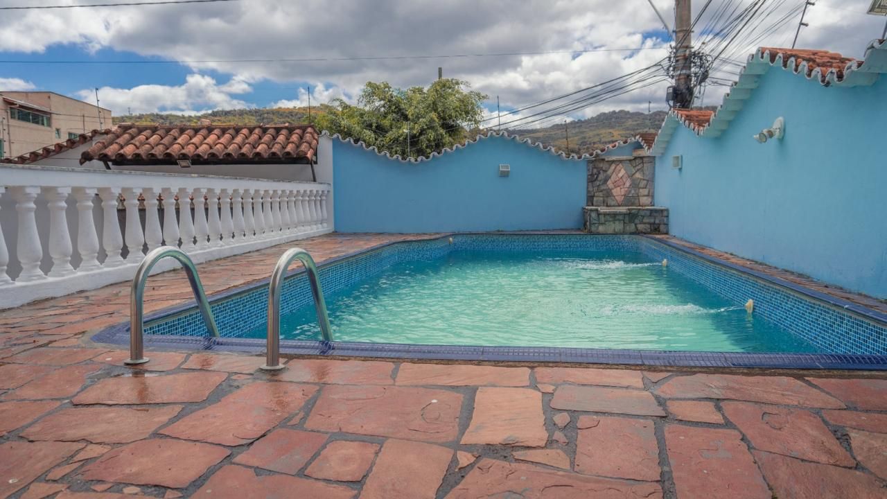 Há uma grande piscina no quintal de uma casa.