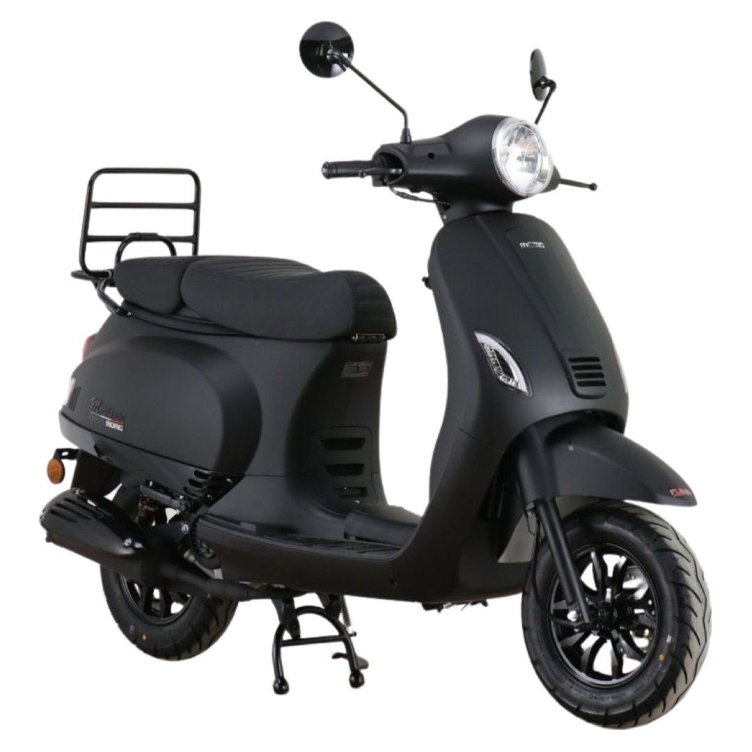 Zwarte motorscooter met bagagerek, op een witte achtergrond.