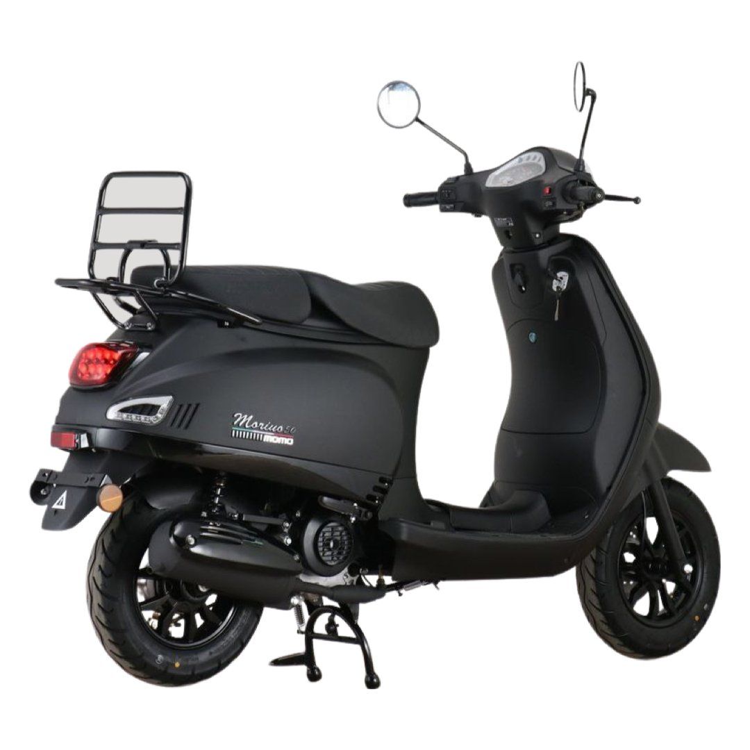 Zwarte scooter met bagagerek, op een witte achtergrond.