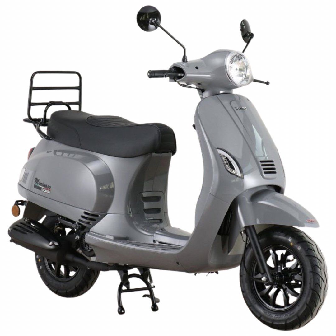 Grijze scooter met zwarte wielen en bagagerek achterop.