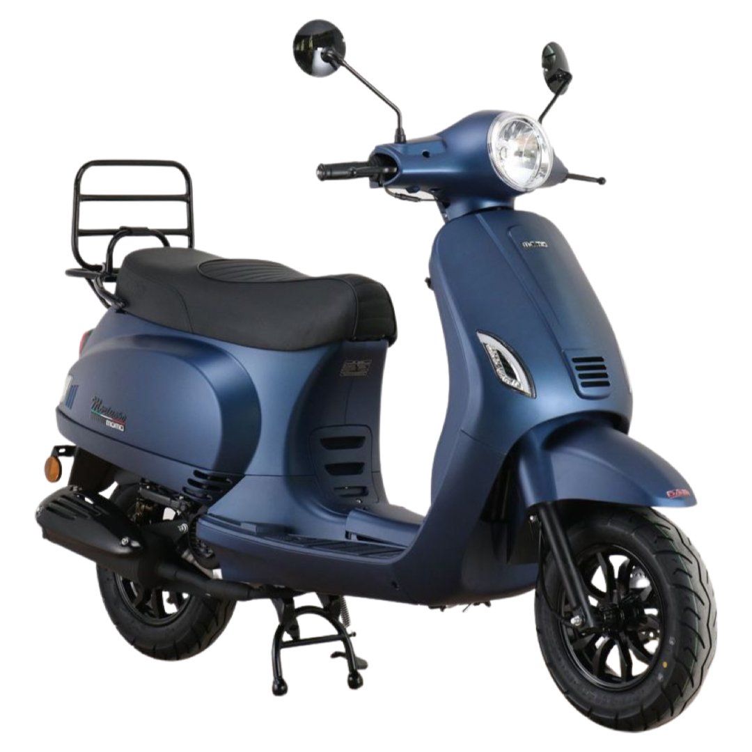 Blauwe scooter met zwart bagagerek, geparkeerd buiten.