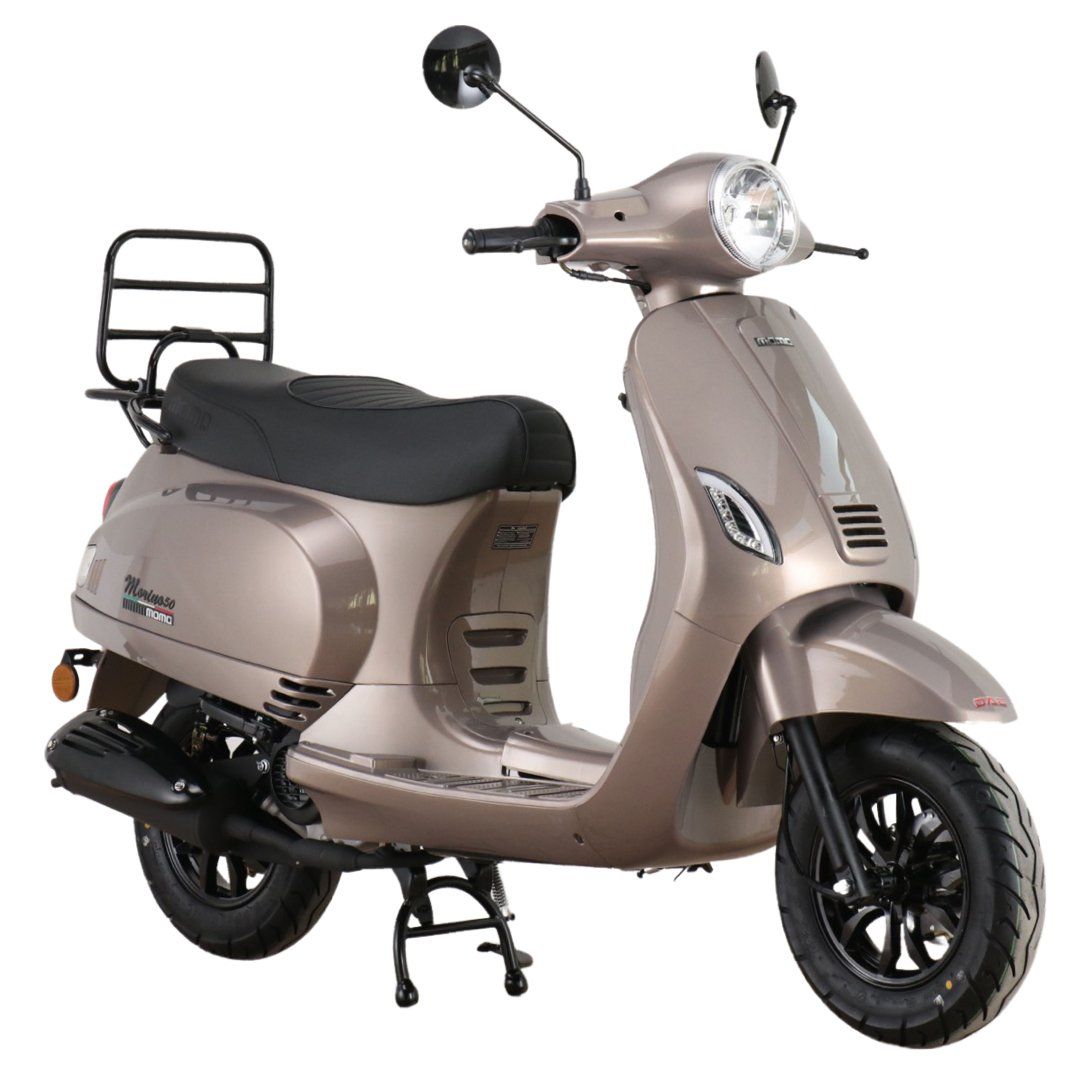 Bruine scooter met zwarte accenten, bagagerek en zijspiegels, geparkeerd op een witte achtergrond.