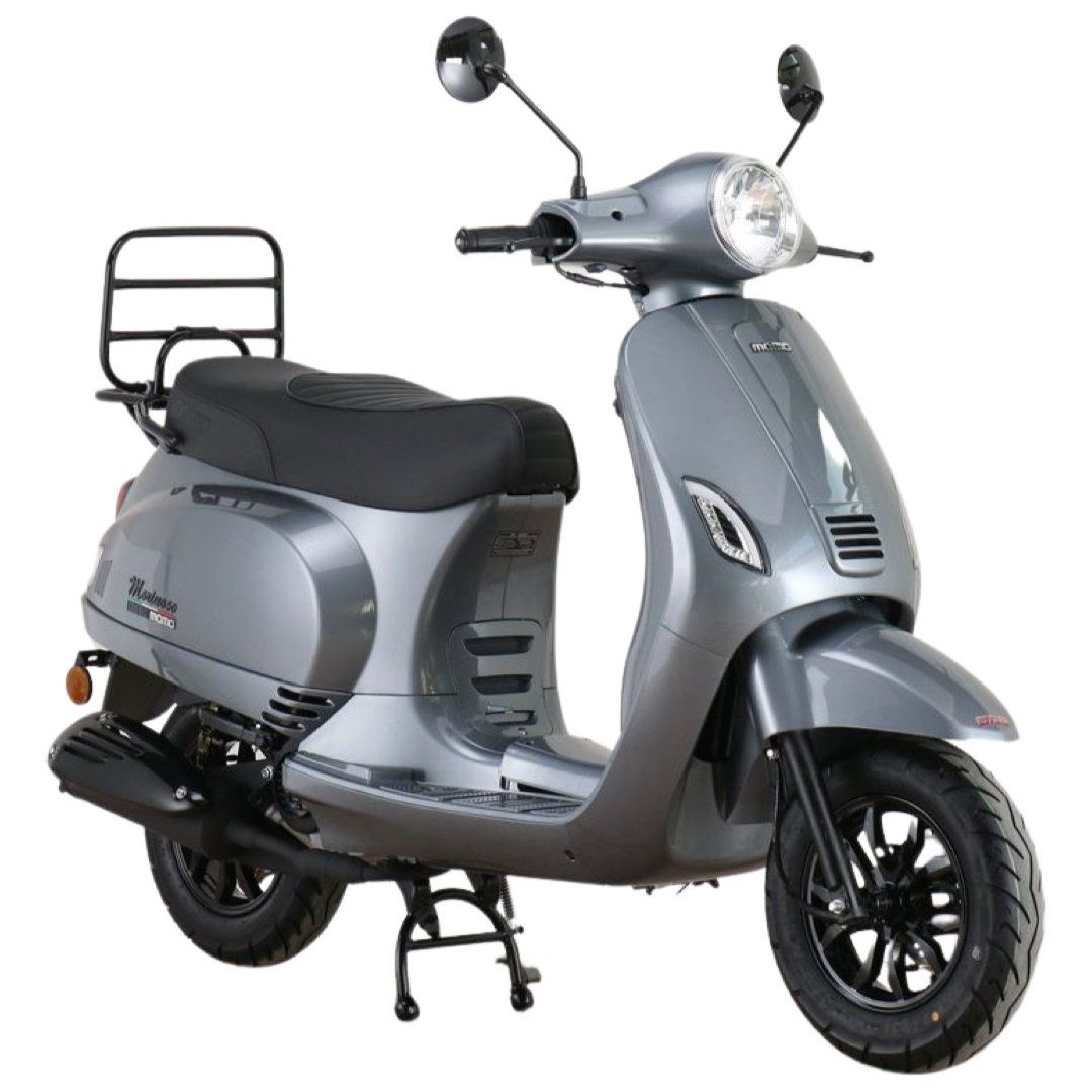 Zilveren scooter met zwarte wielen en zadel, geparkeerd op een witte achtergrond.