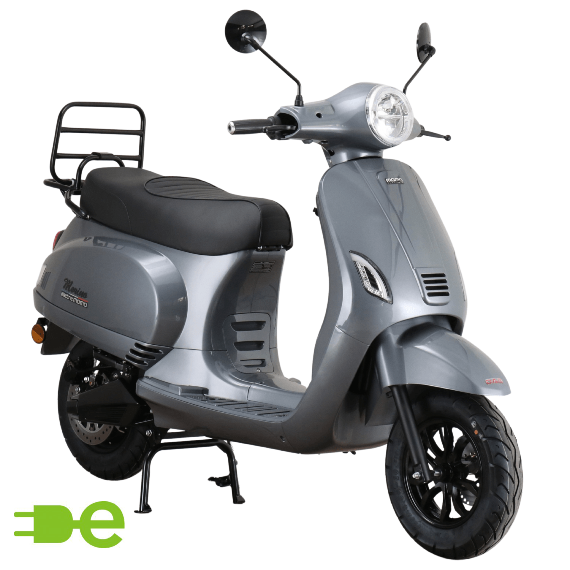 Grijze elektrische scooter met zwarte zitting, banden en bagagerek, tegen een witte achtergrond.