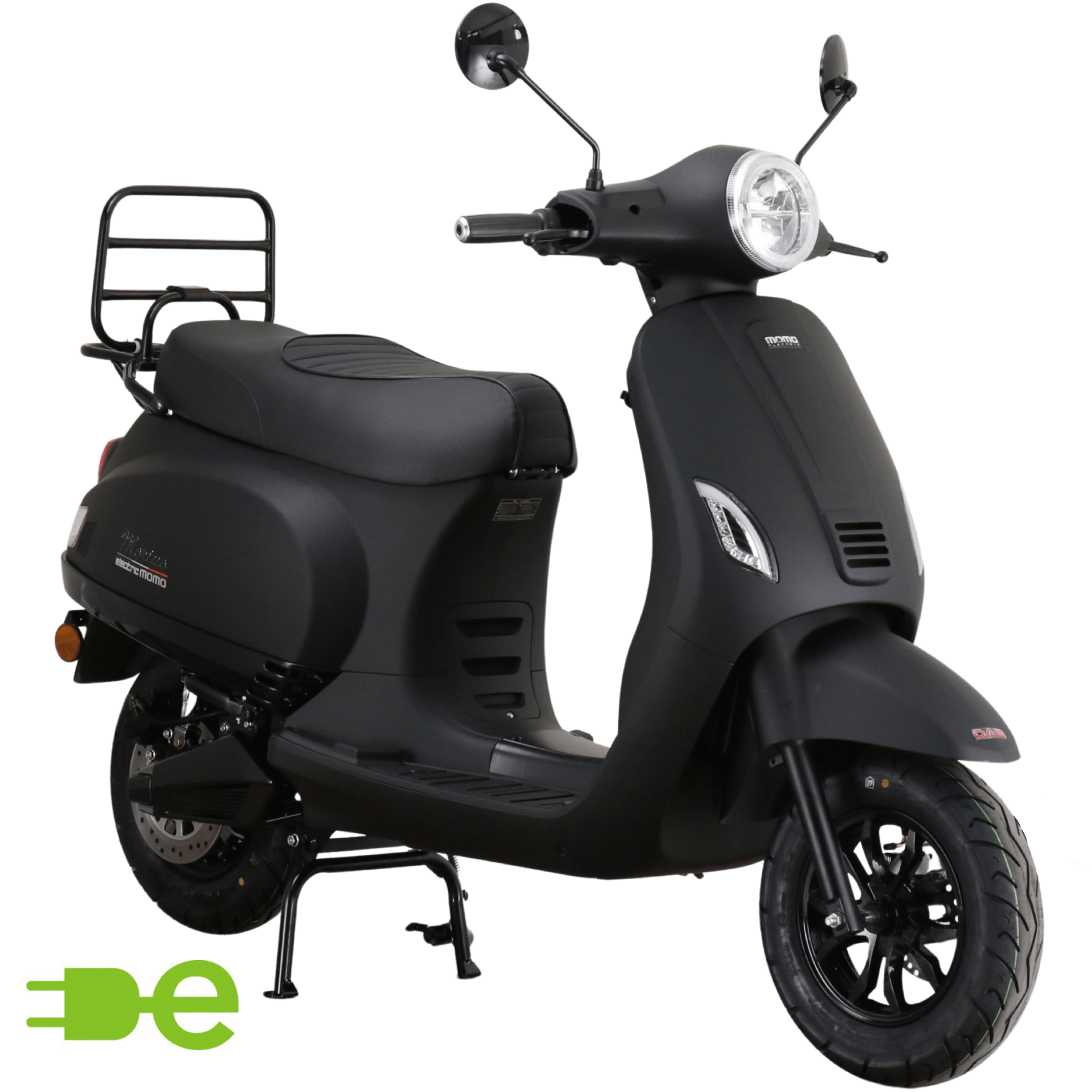 Zwarte elektrische scooter met bagagerek, op een witte achtergrond.