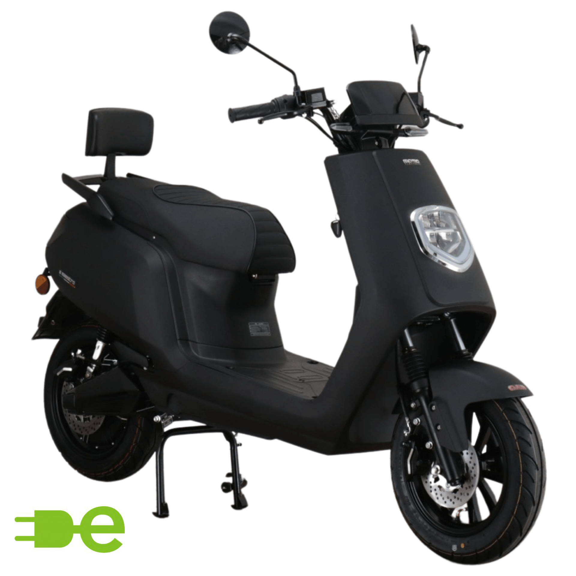 Zwarte elektrische scooter, geparkeerd, met hoofdsteun en koplamp.