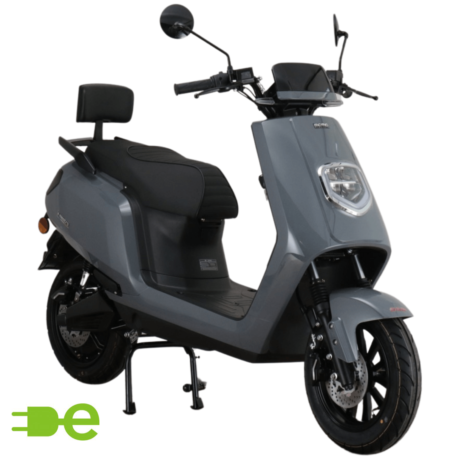 Grijze elektrische scooter met zwarte zitting en hoofdsteun, geparkeerd buiten.