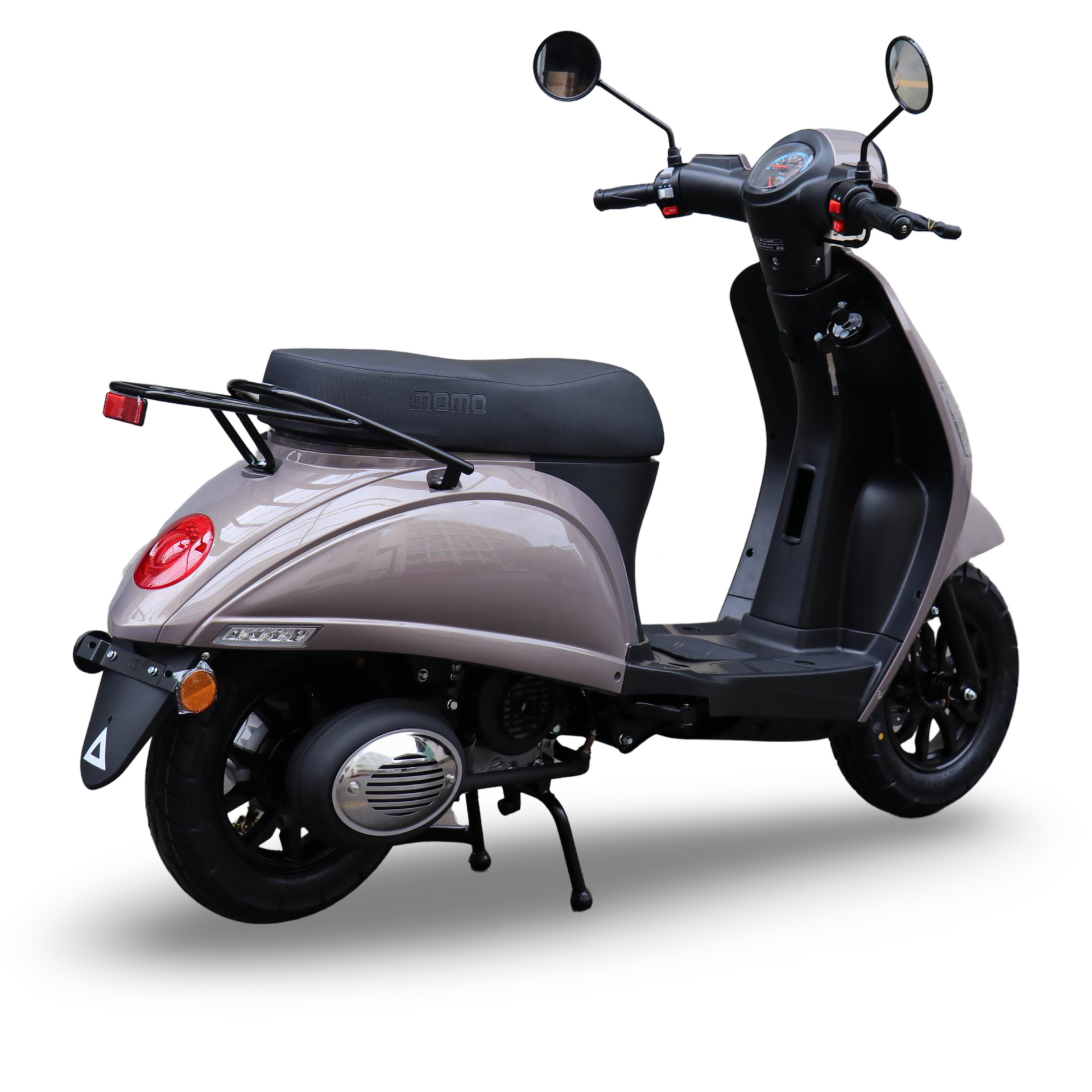 Bruine scooter met zwarte wielen, zadel en stuur, spiegels en bagagerek.