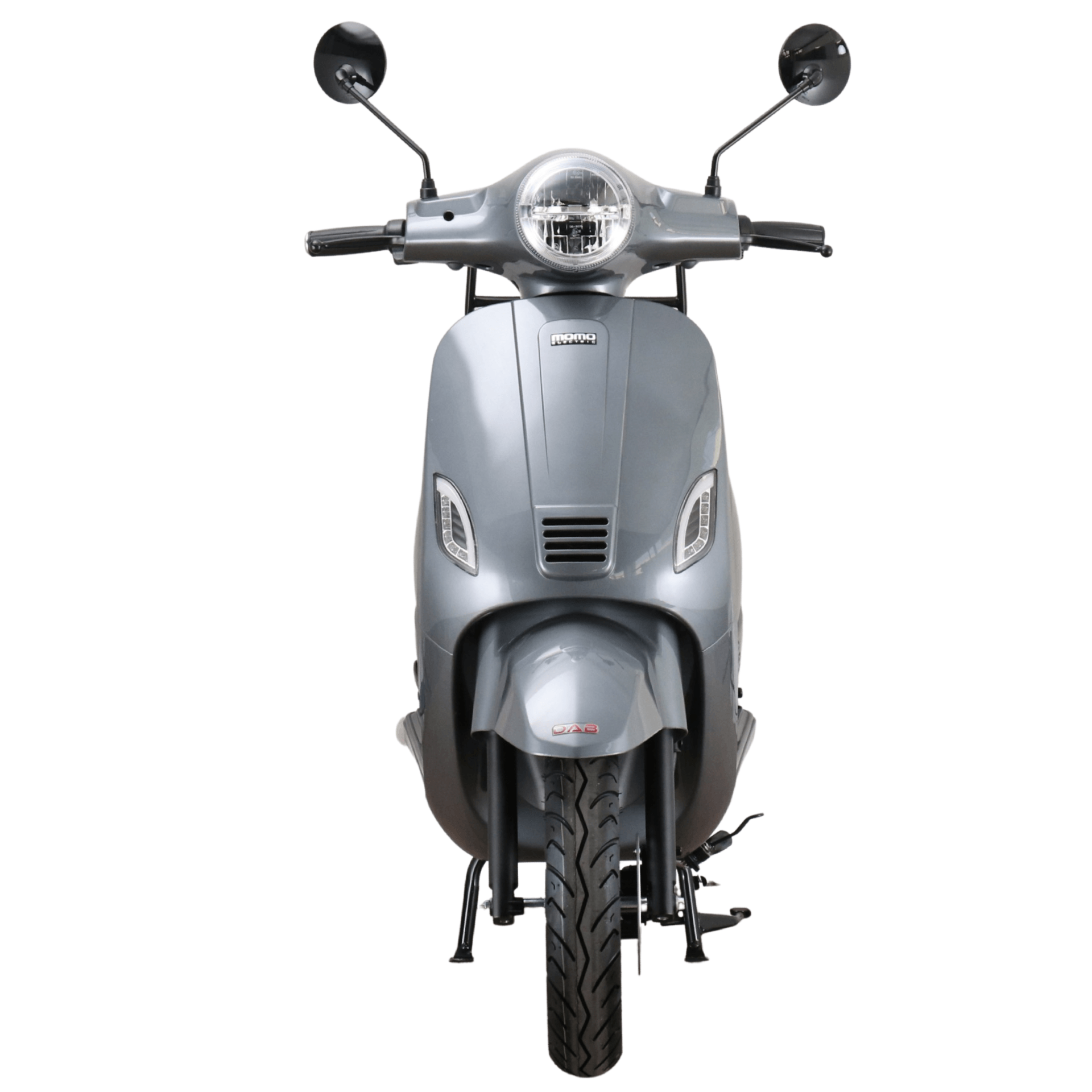 Zilveren scooter, vooraanzicht, met ronde koplamp en spiegels.