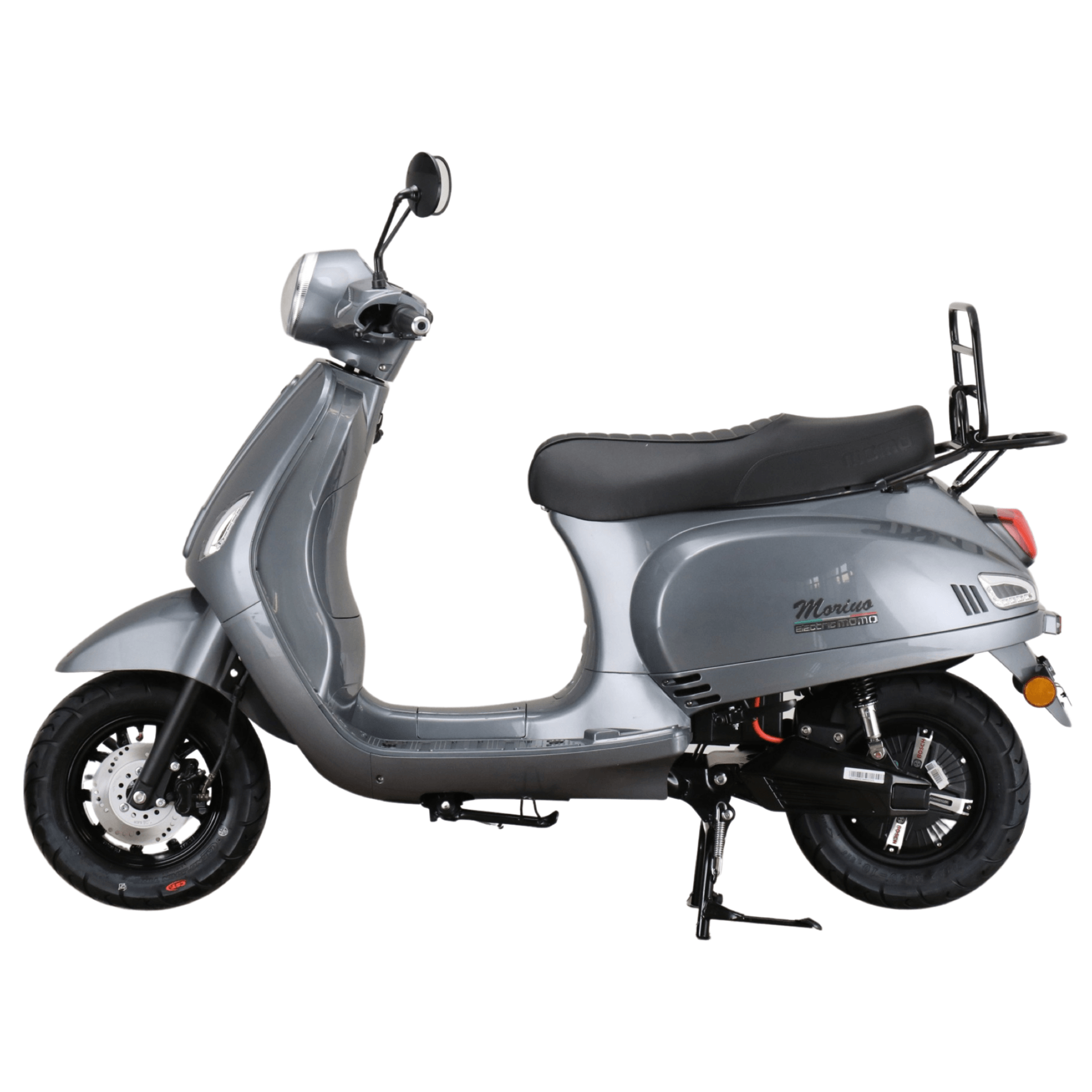 Grijze elektrische step met zwarte zitting, bagagedrager en zijspiegel.