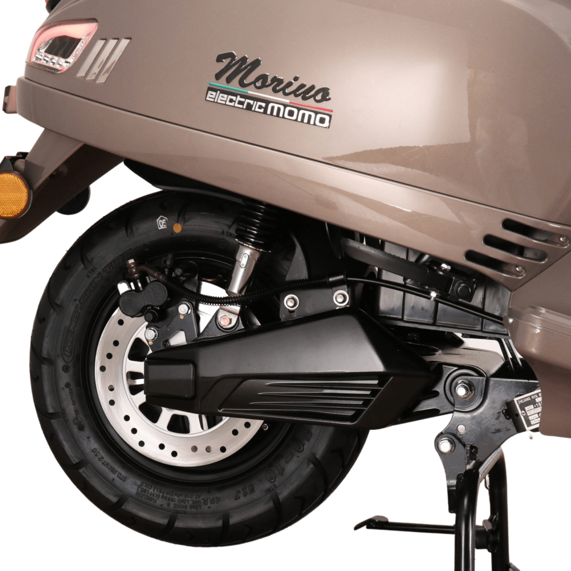 Close-up van het achterwiel en de vering van een bruine elektrische step, merknaam