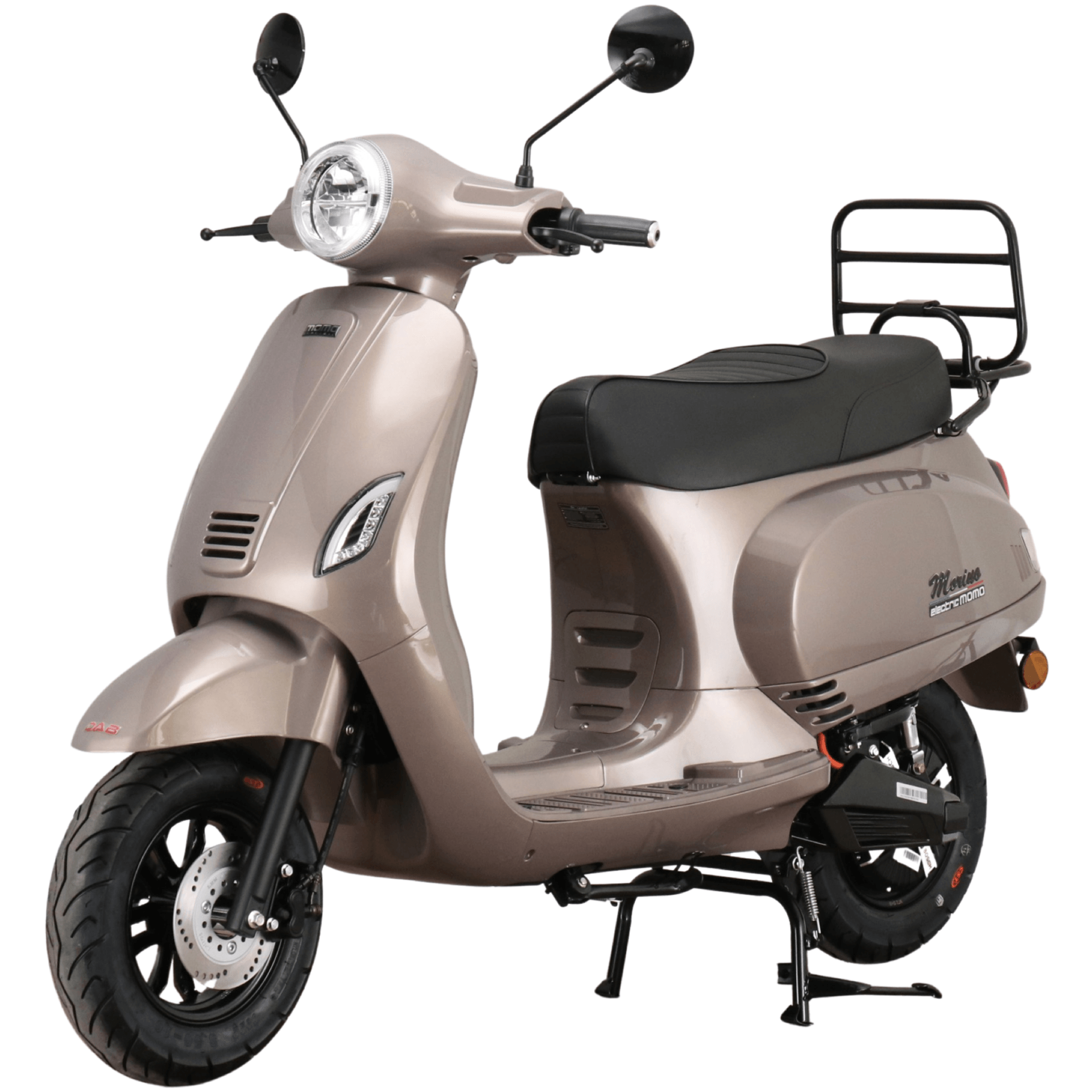 Bruine scooter met zwarte zitting, bagagerek en wielen; geparkeerd buiten.