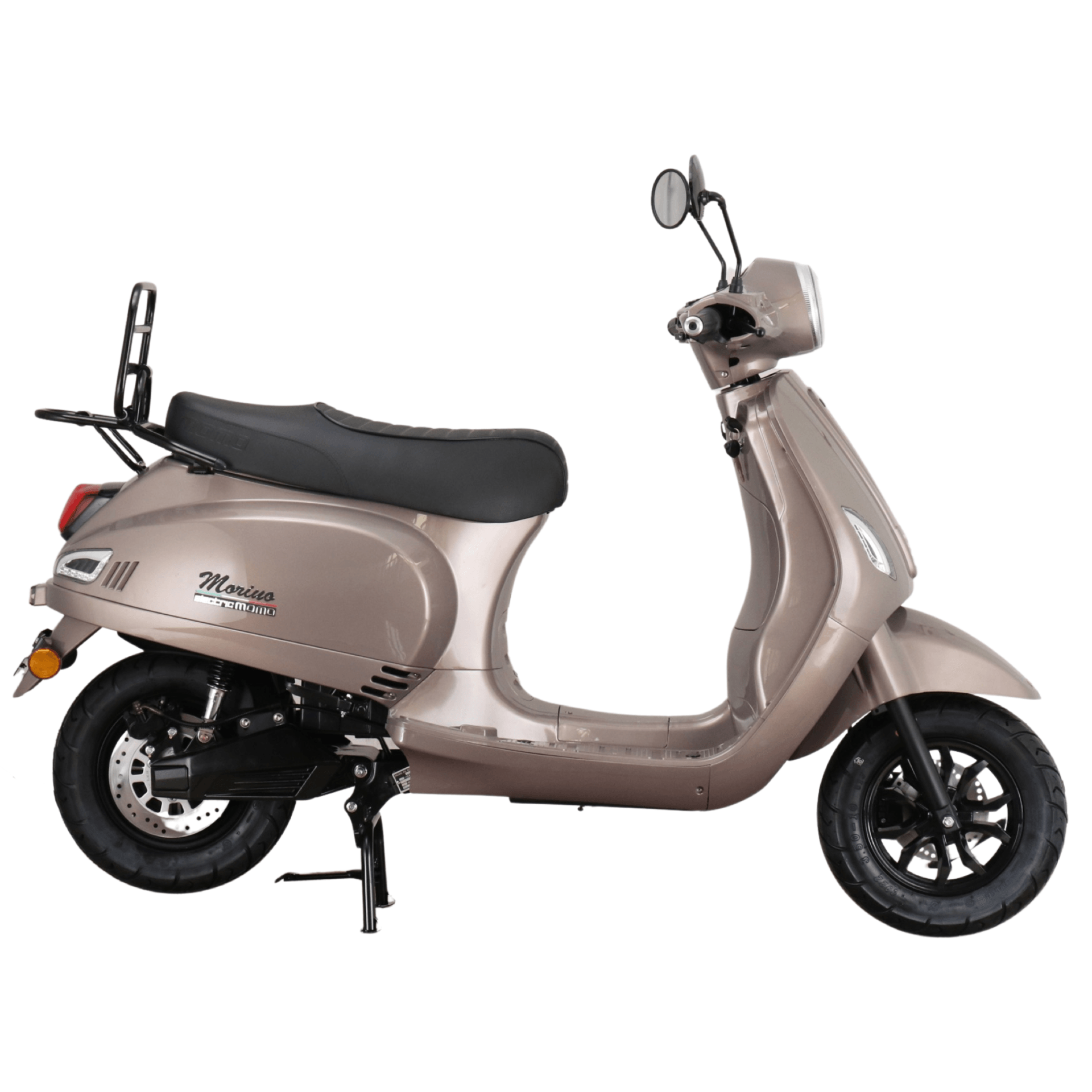 Bruine motorscooter met zwarte wielen, zadel en bagagerek.