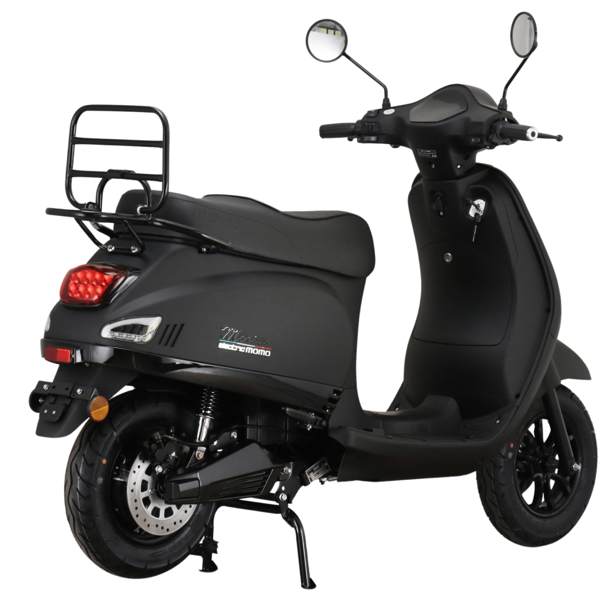 Zwarte elektrische step met bagagerek, spiegels en schijfremmen.