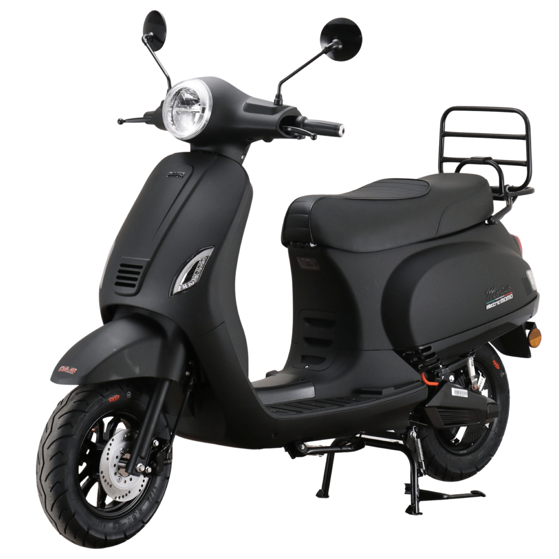 Matzwarte scooter met bagagerek, ronde koplamp en zijspiegels.