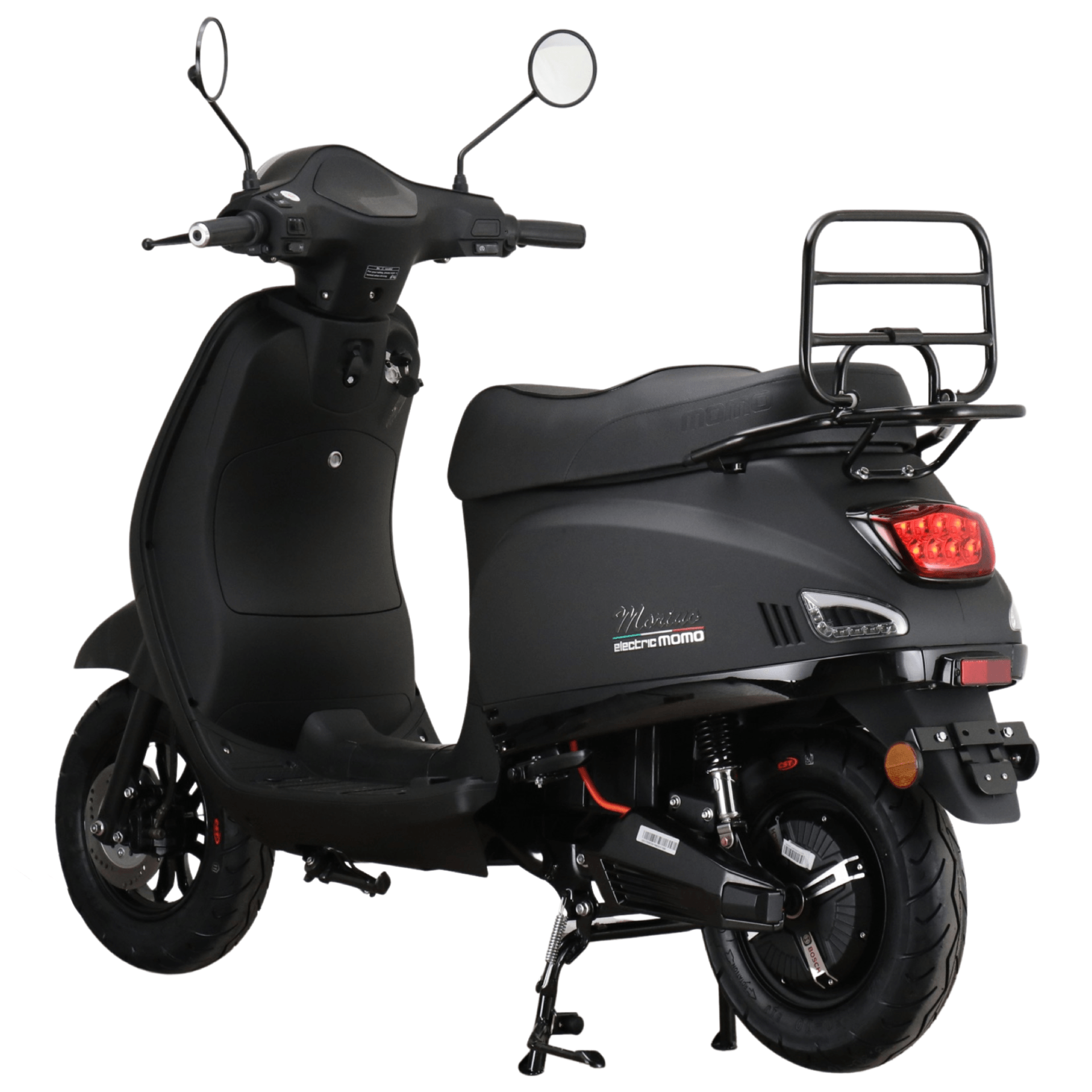 Zwarte elektrische scooter met rek, geparkeerd buiten.