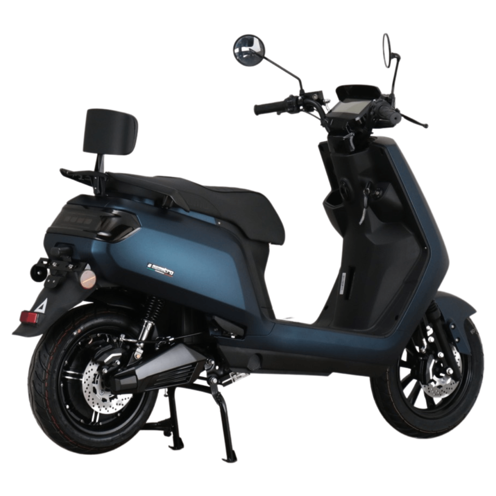 Blauwe elektrische scooter met zwarte zitting, spiegels en wielen, geparkeerd op een witte achtergrond.