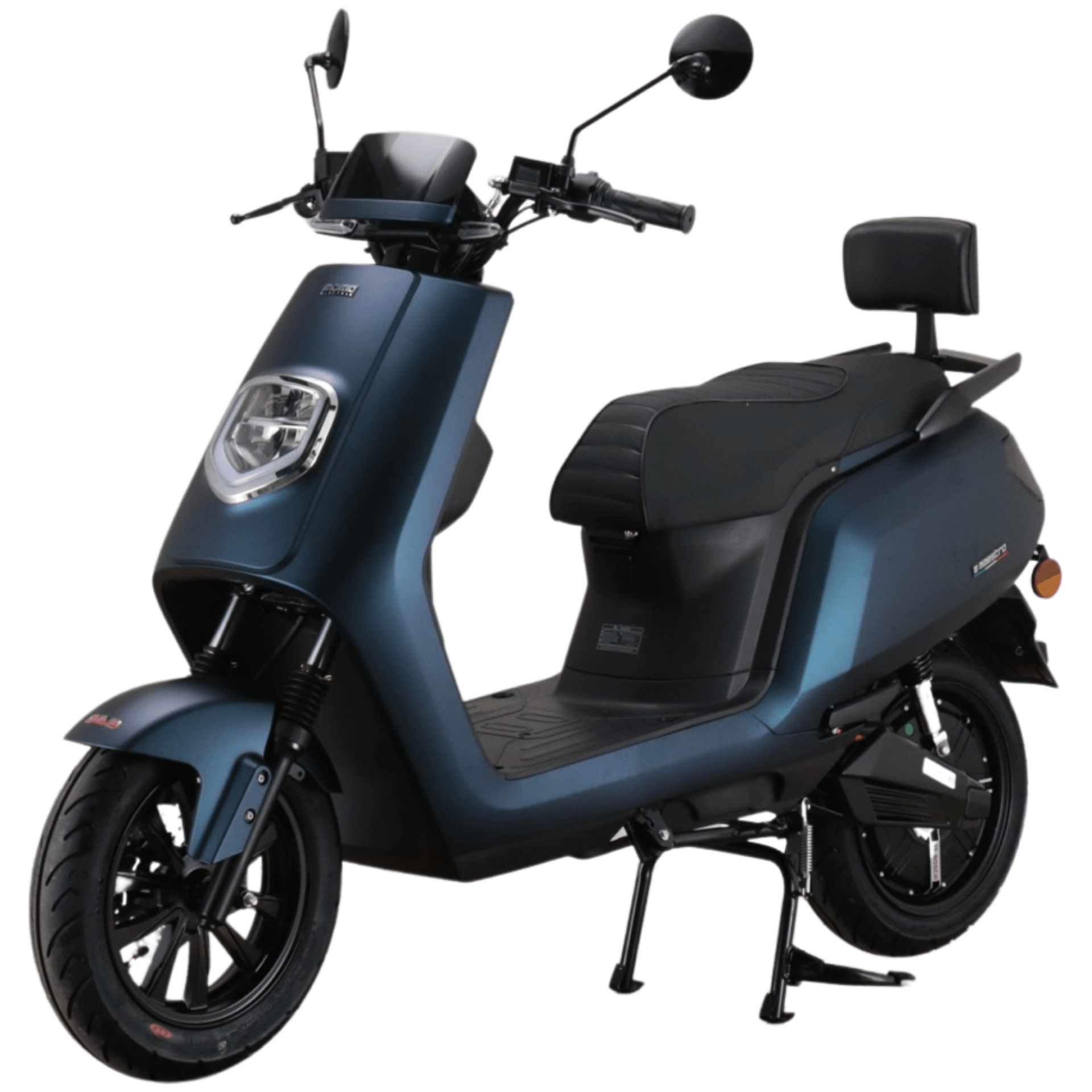 Blauwe elektrische step met zwarte zitting en hoofdsteun, geparkeerd op een standaard.