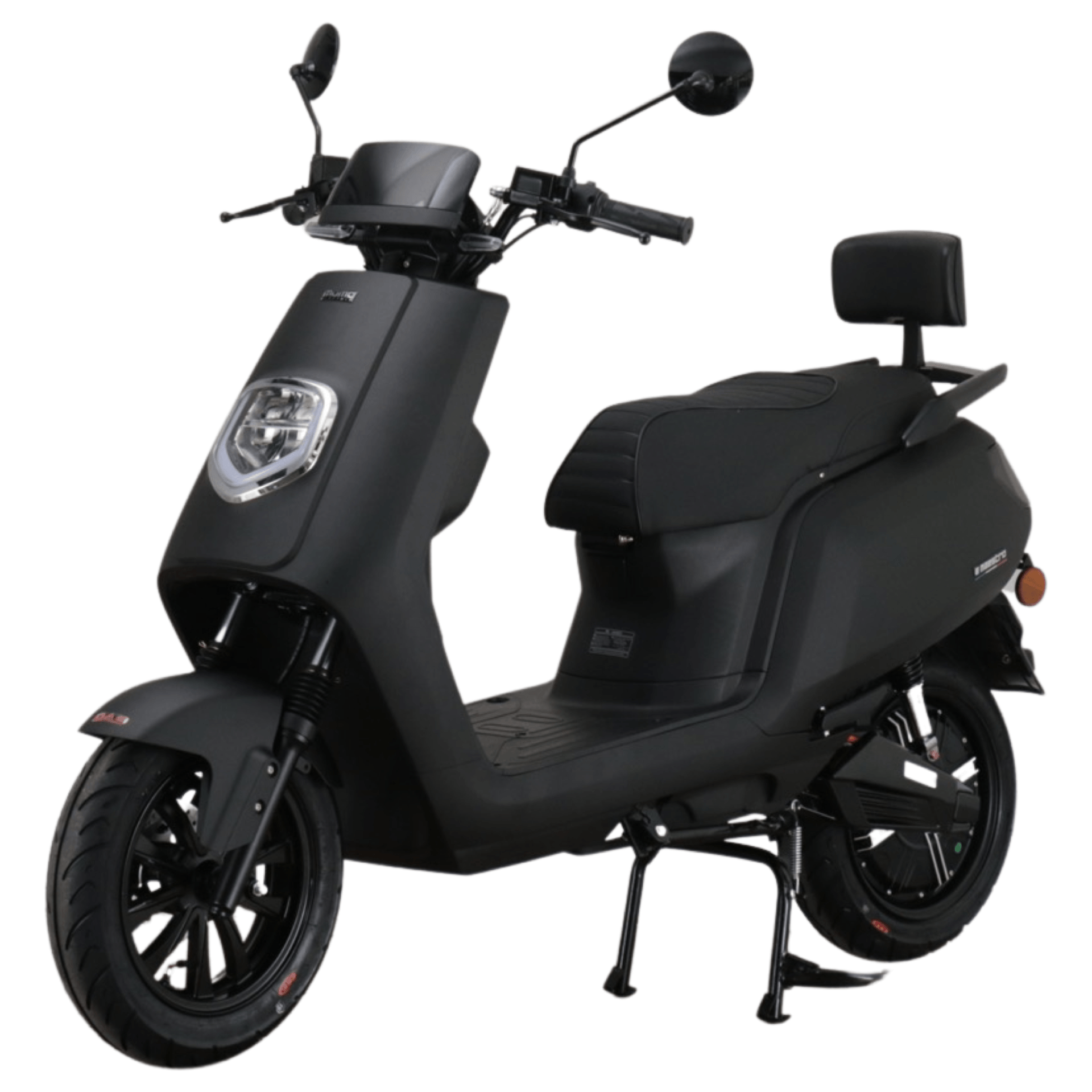 Zwarte elektrische step met zitting en rugleuning, op standaard.