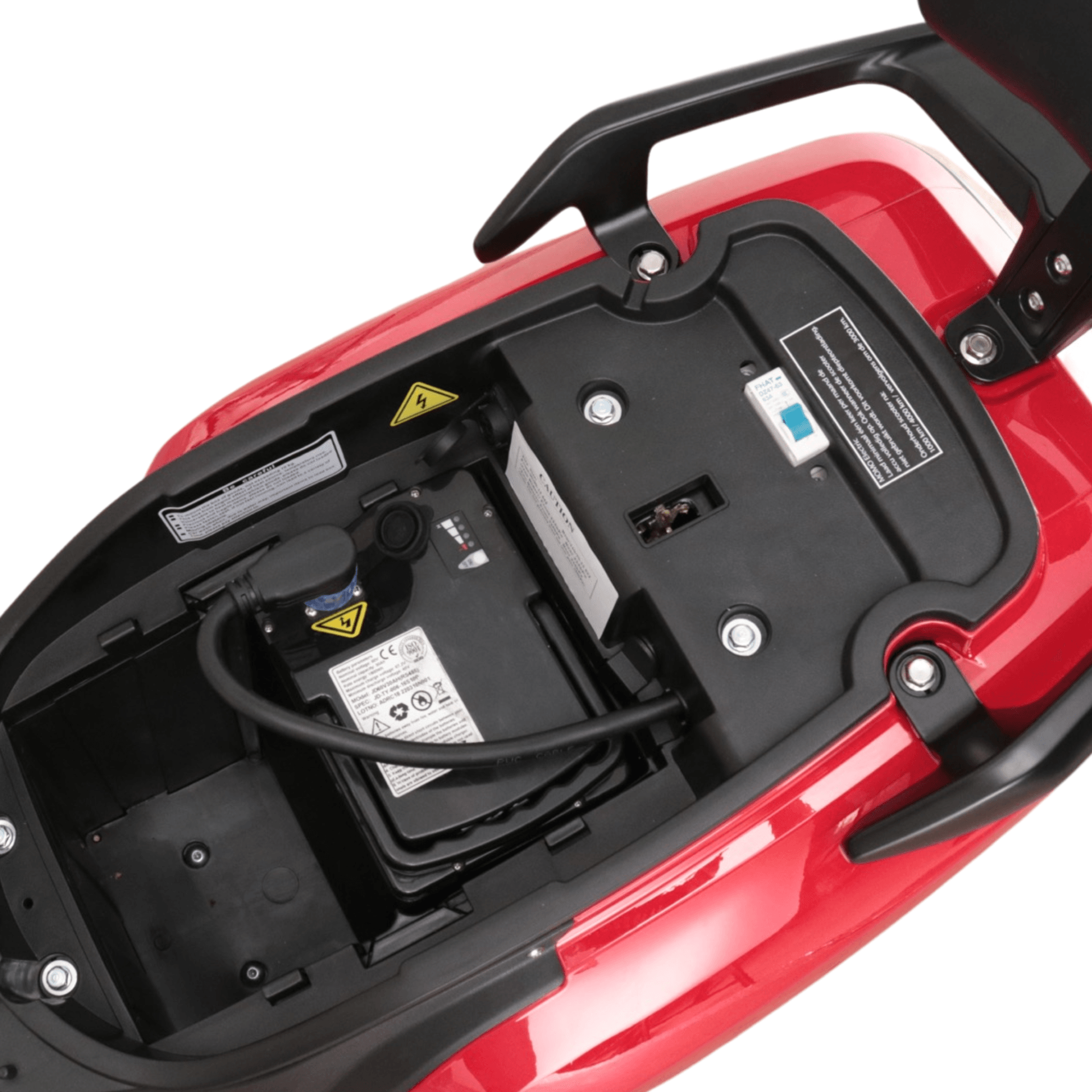 De stoel van de rode elektrische scooter is open en toont een zwarte accu en oplaadpoort.