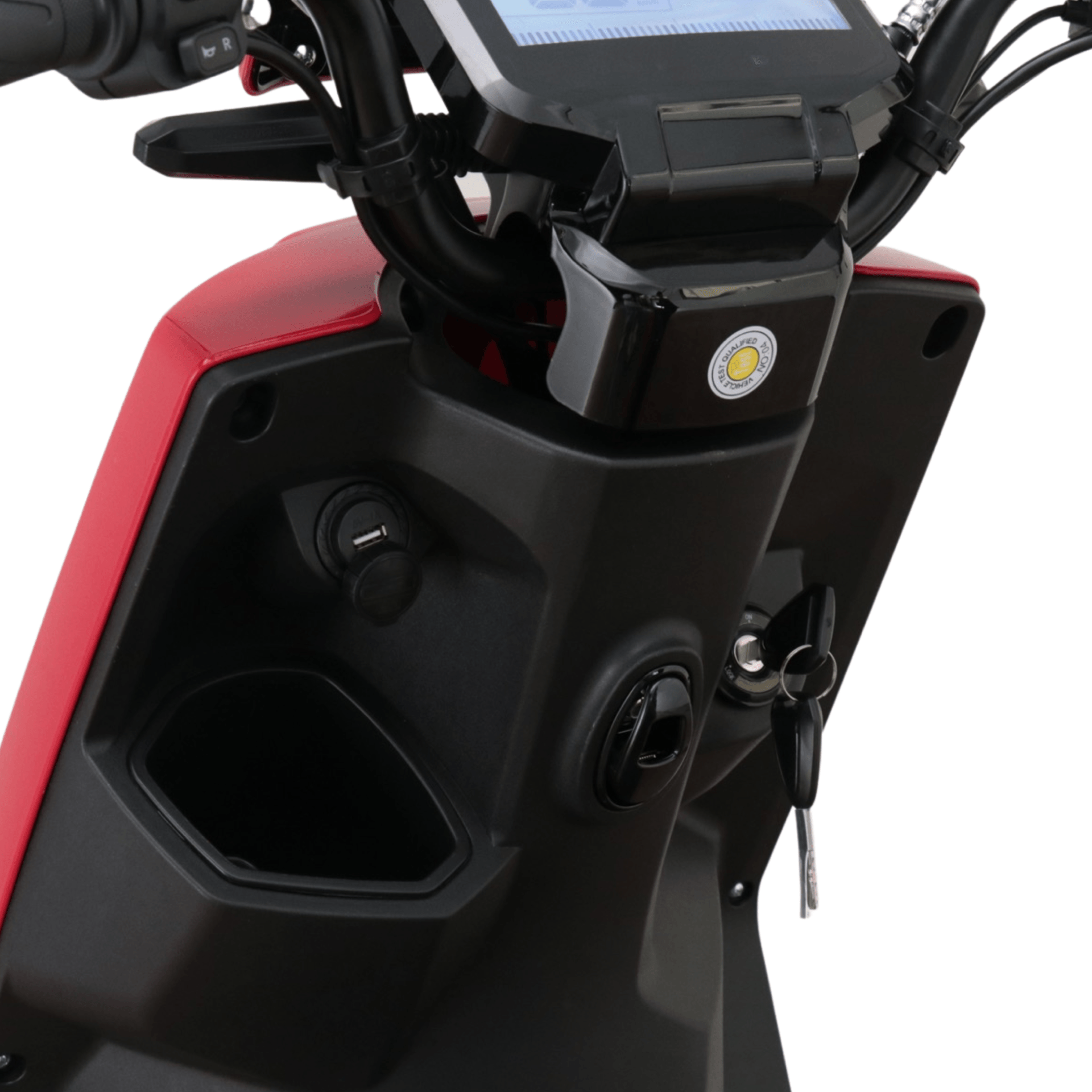 Close-up van het dashboard van een rood-zwarte elektrische scooter met een scherm, sleutel en oplaadpoort.