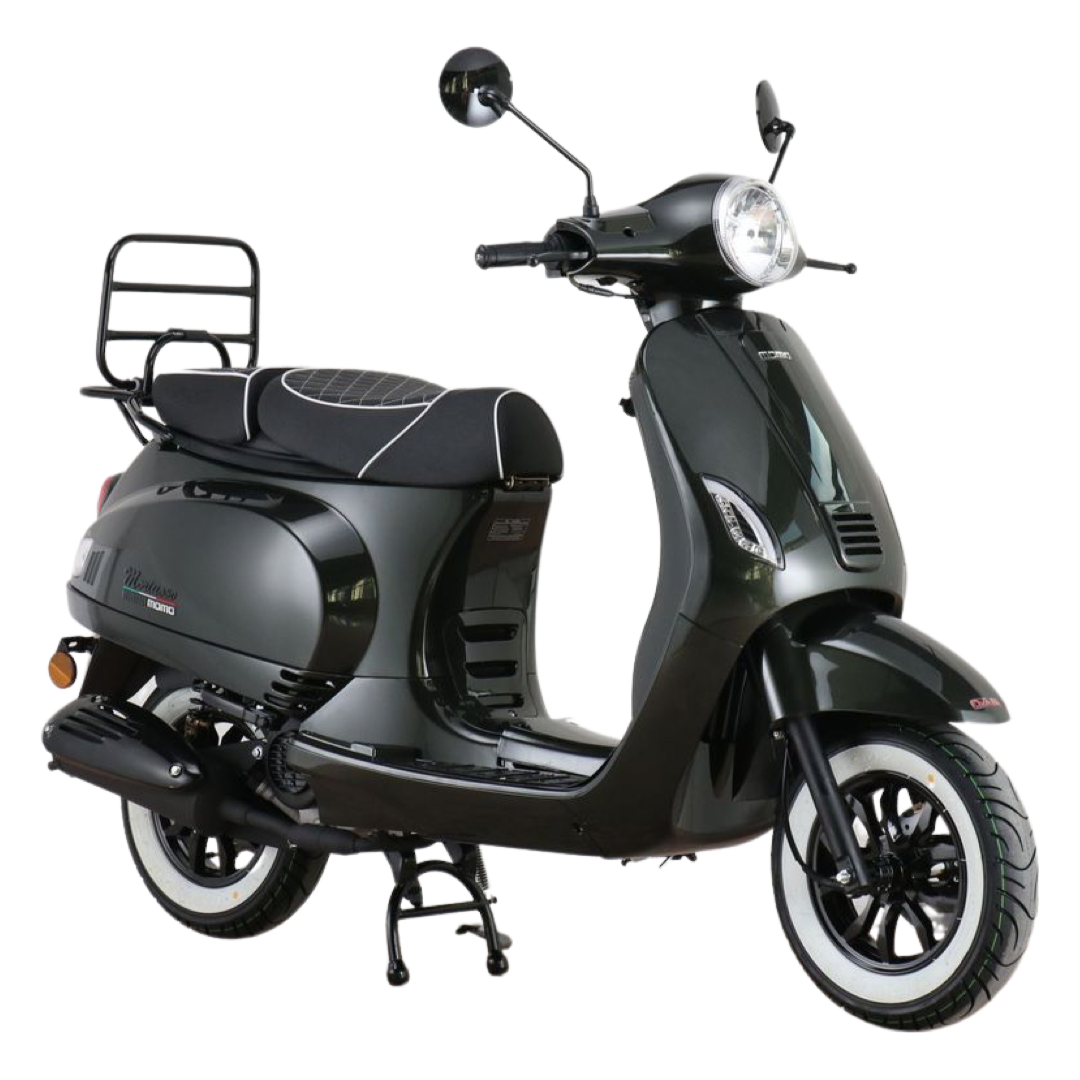 Donkergrijze scooter met witte banden, bagagerek en zwarte zitting, die naar rechts is gericht.