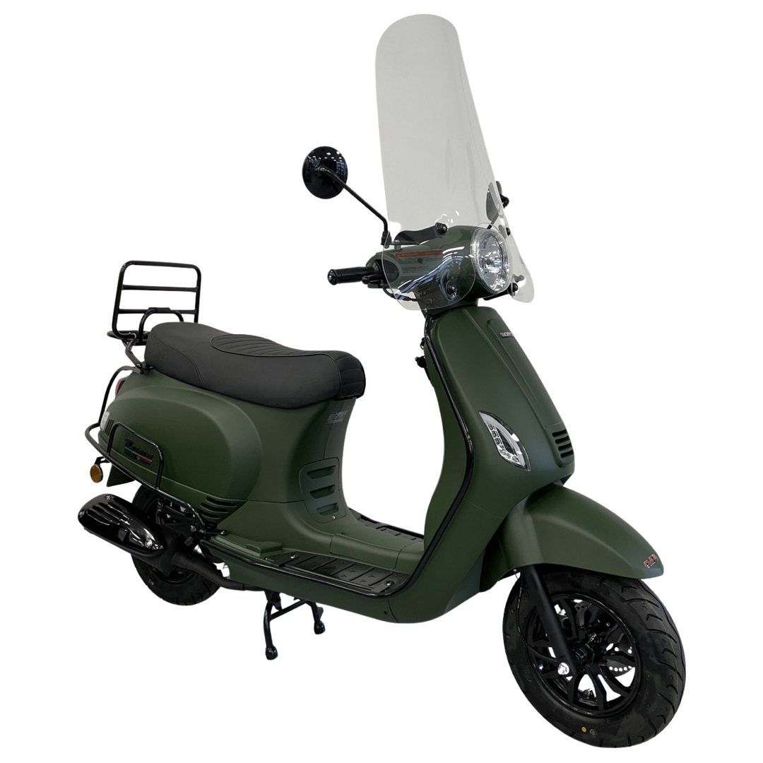 Groene scooter met windscherm en zwarte accenten.