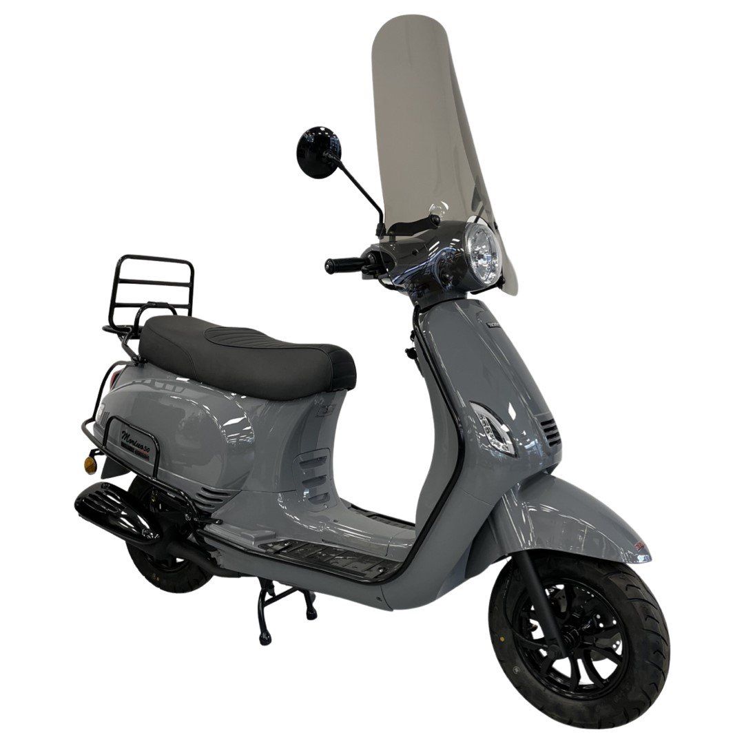 Grijze motorscooter met windscherm en bagagerek.