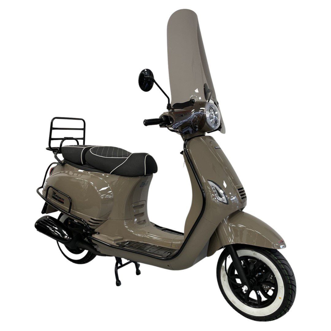 Bruine vintage-stijl scooter met een hoge voorruit, zwarte banden met witte zijkanten en een bagagerek.