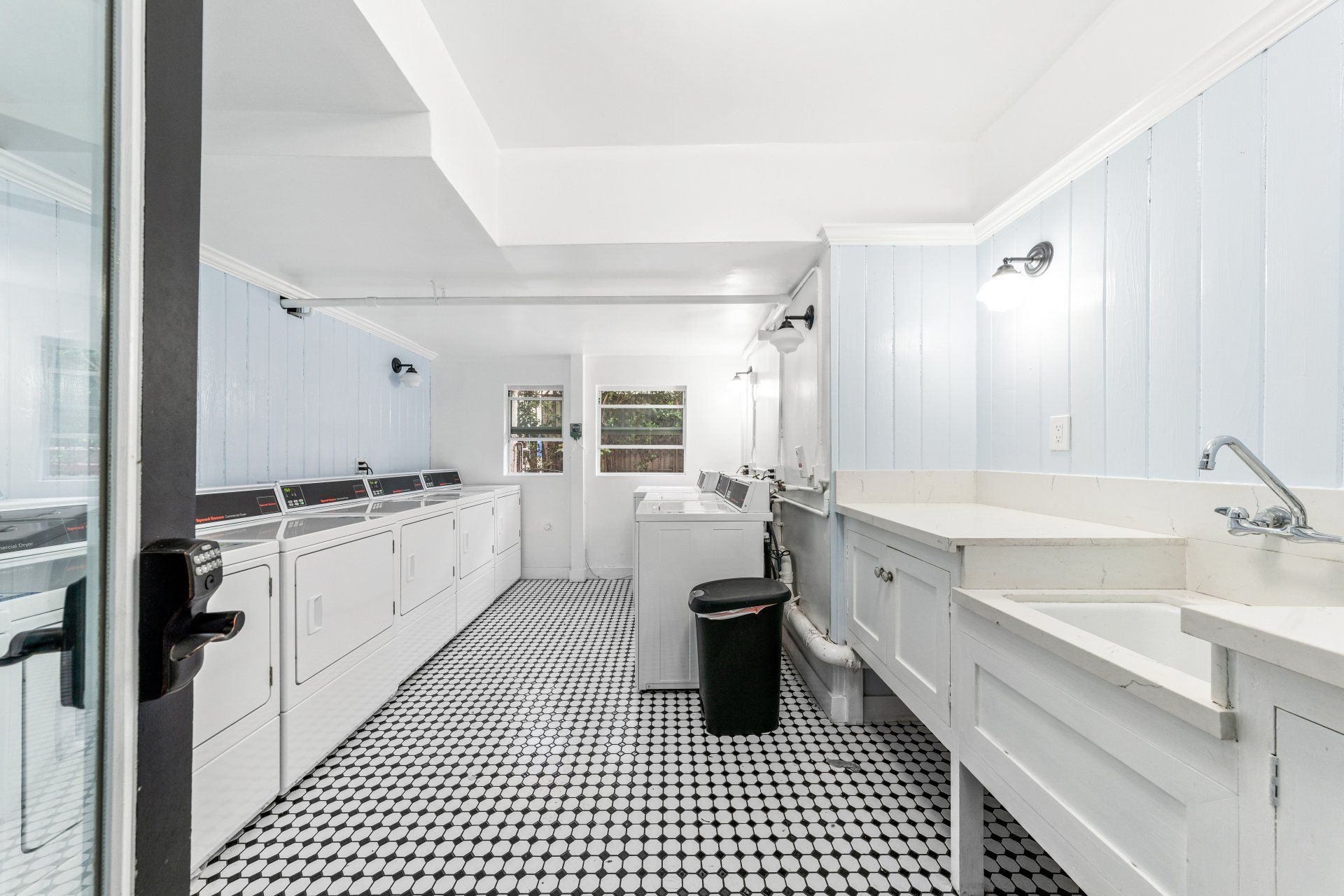 1609 N Normandie Ave Laundry