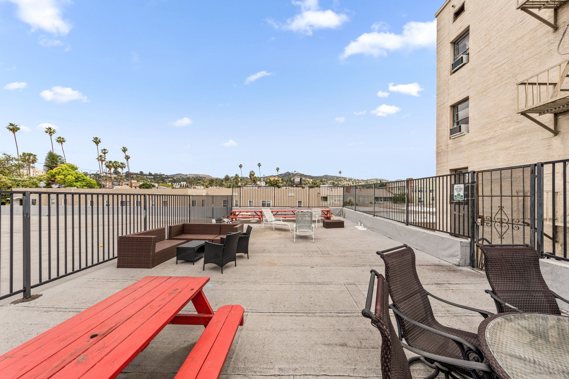 1609 N Normandie Ave Patio with Picnic Table
