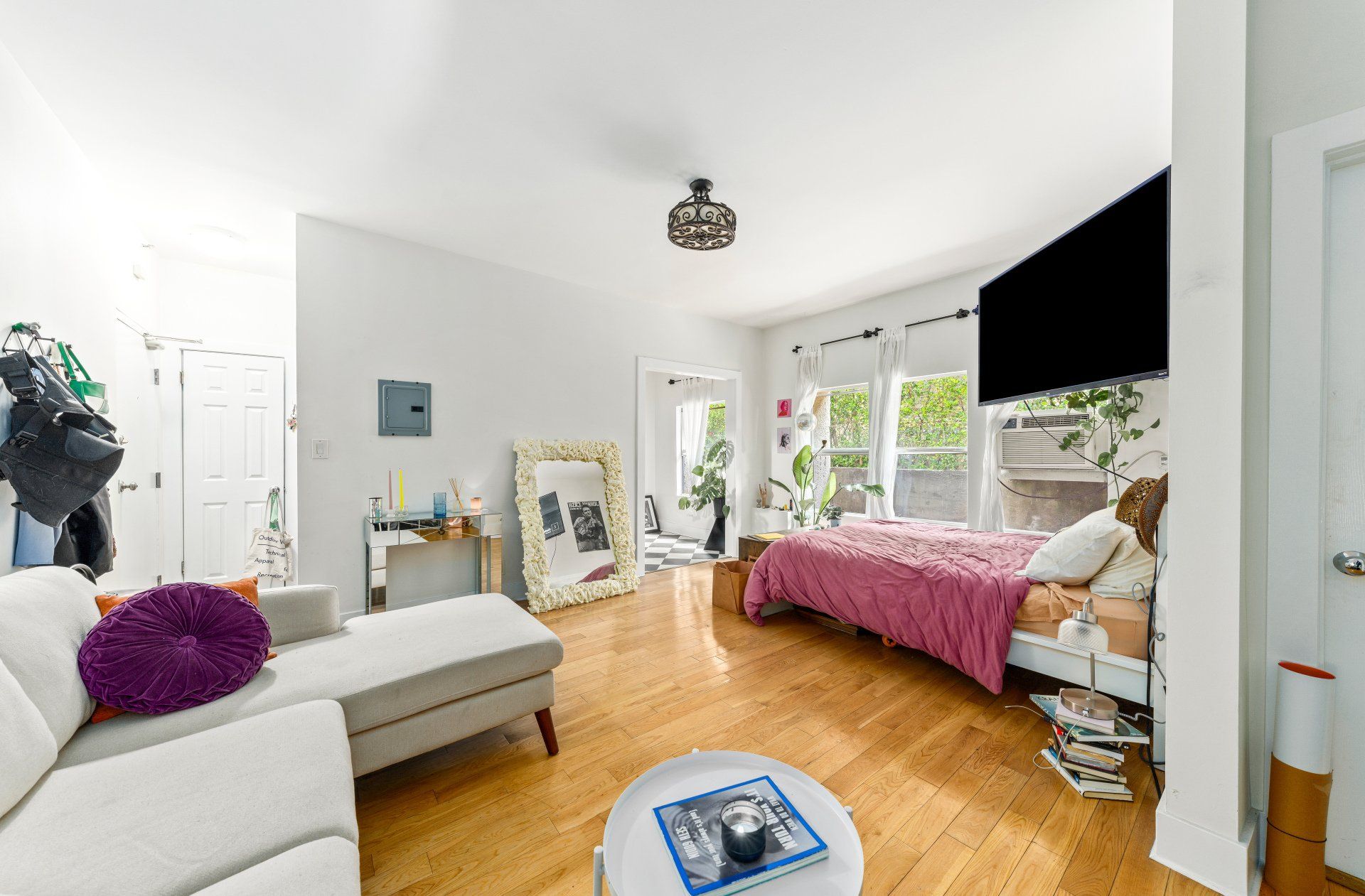 1609 N Normandie Ave Studio with Bed