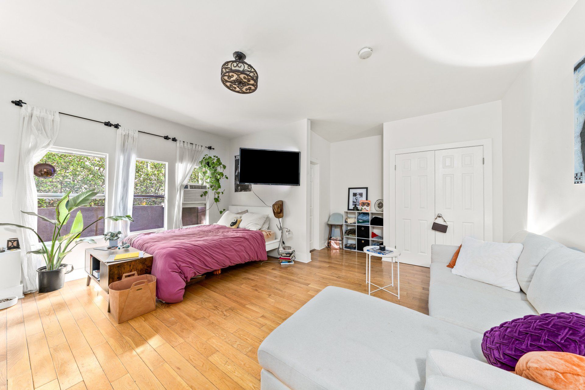 1609 N Normandie Ave Studio with Bed & Couch