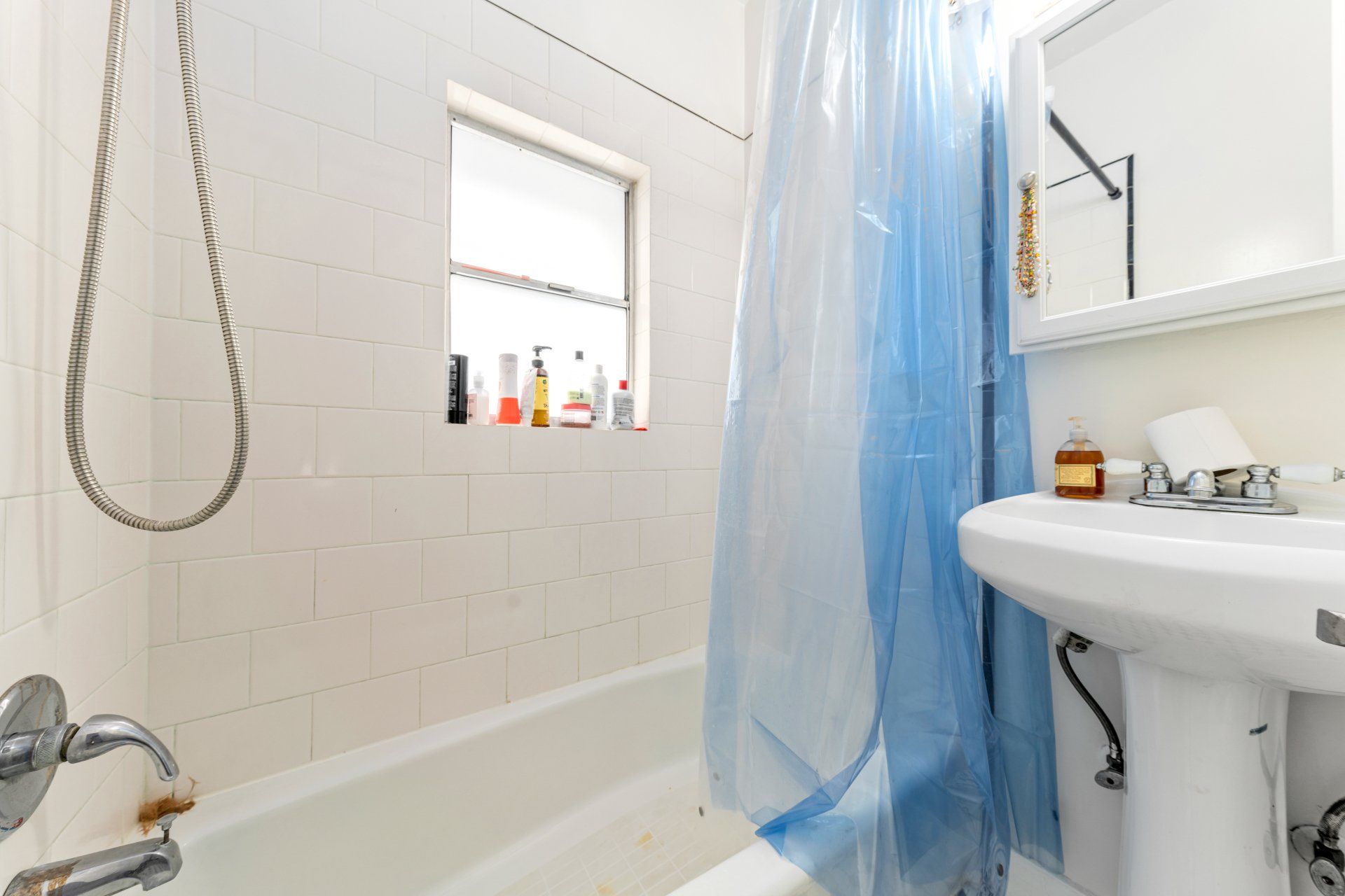 1609 N Normandie Ave Shower/Tub