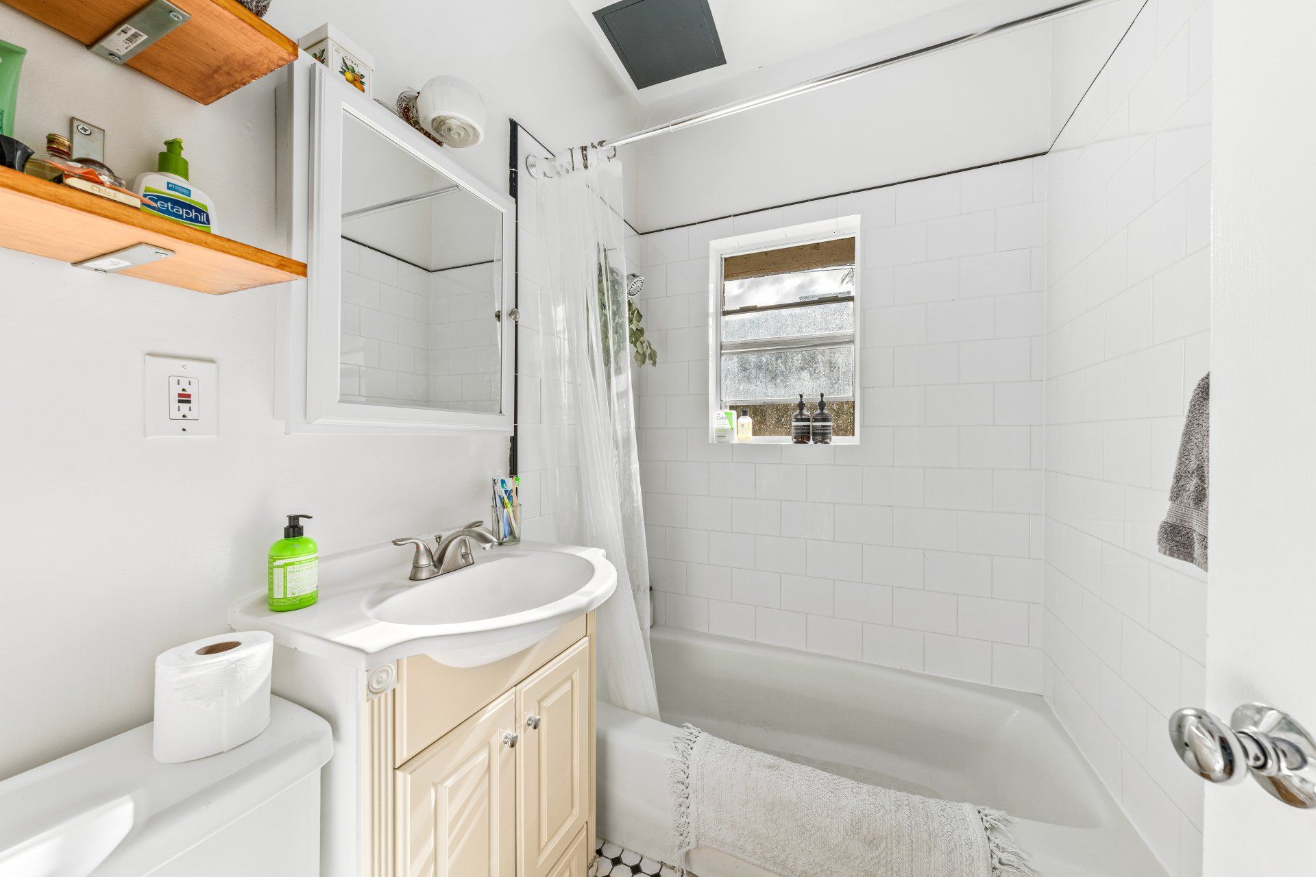 1609 N Normandie Ave Bathroom