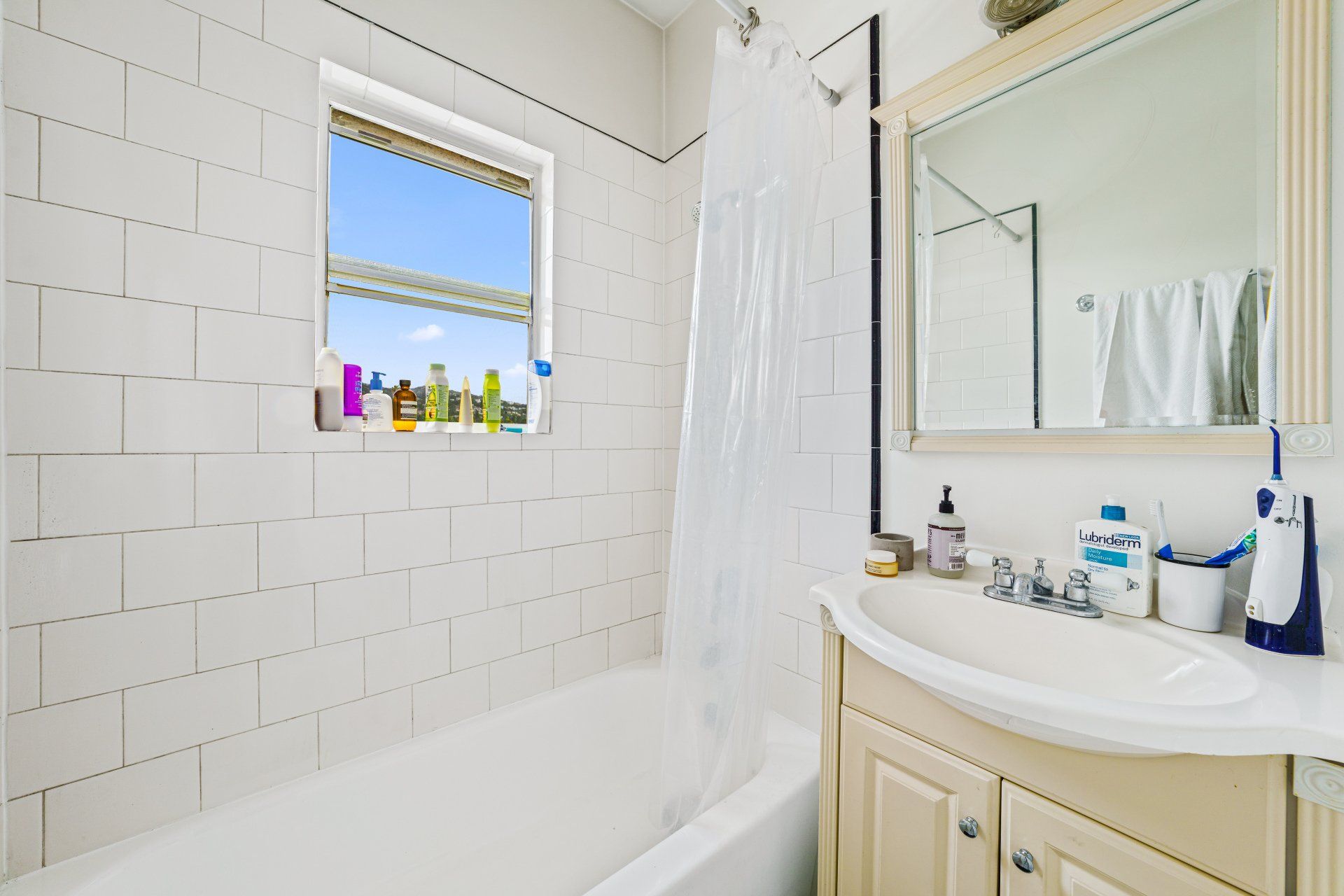 1609 N Normandie Ave Bathroom with Shower/Tub
