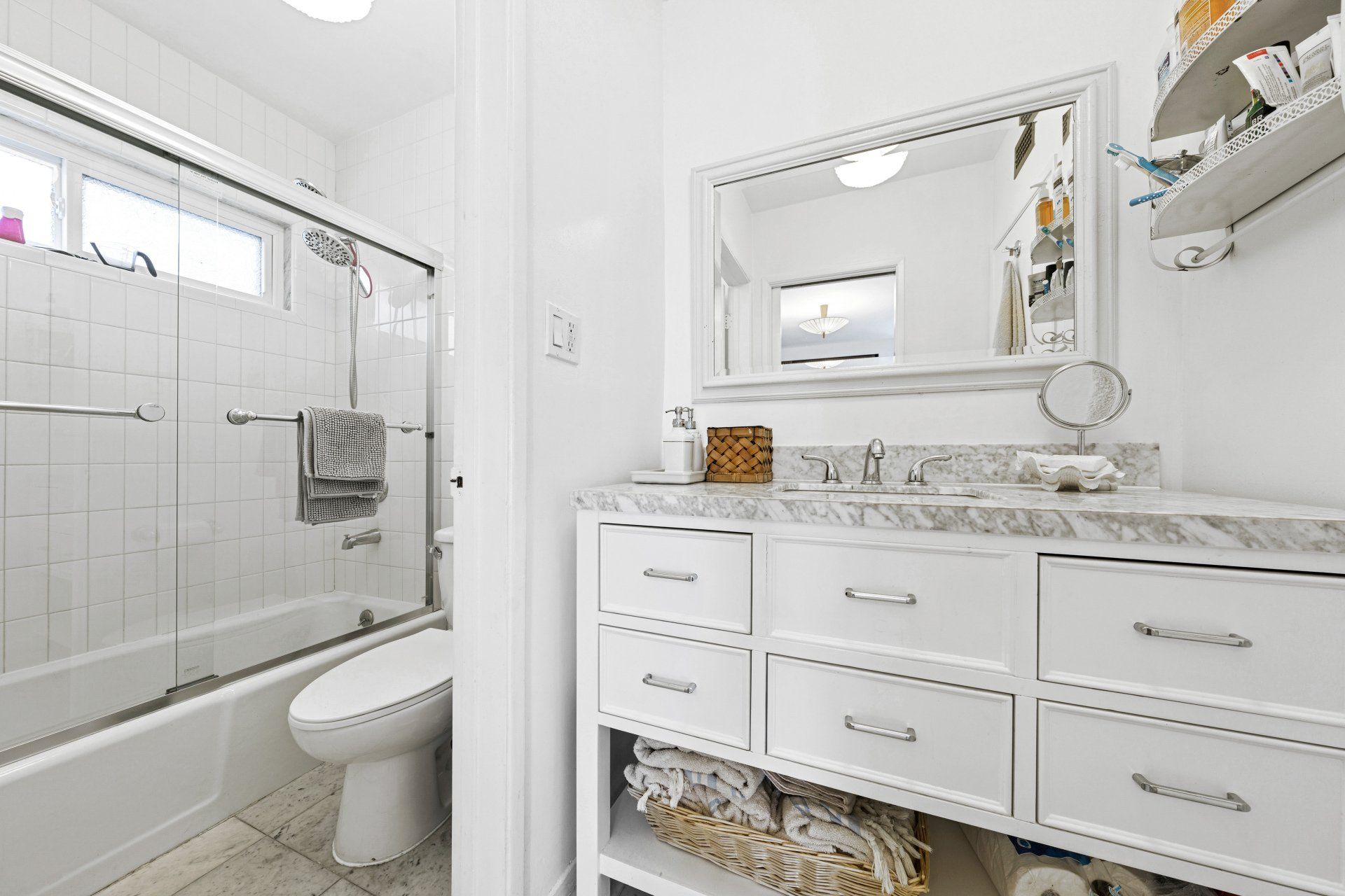Driftwood Apartment bathroom with shower & tub