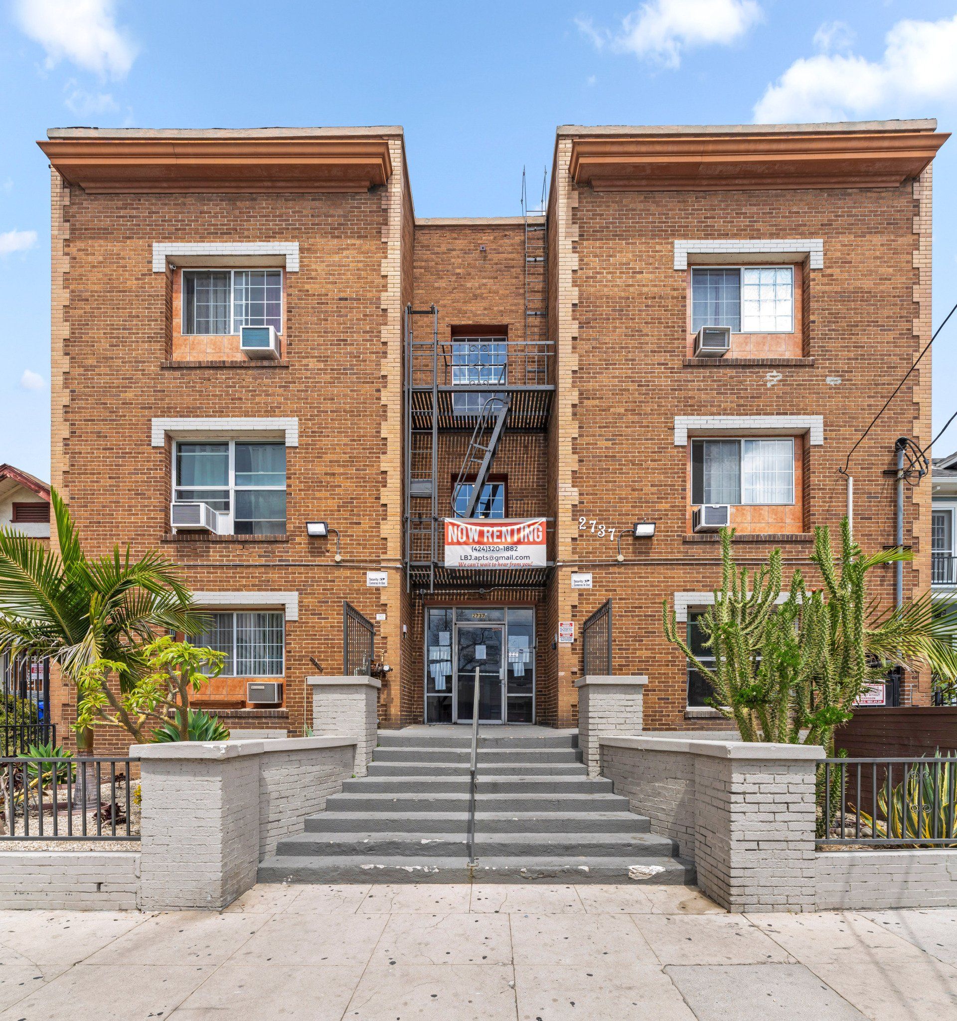 Francis Ave Apartments Building Exterior