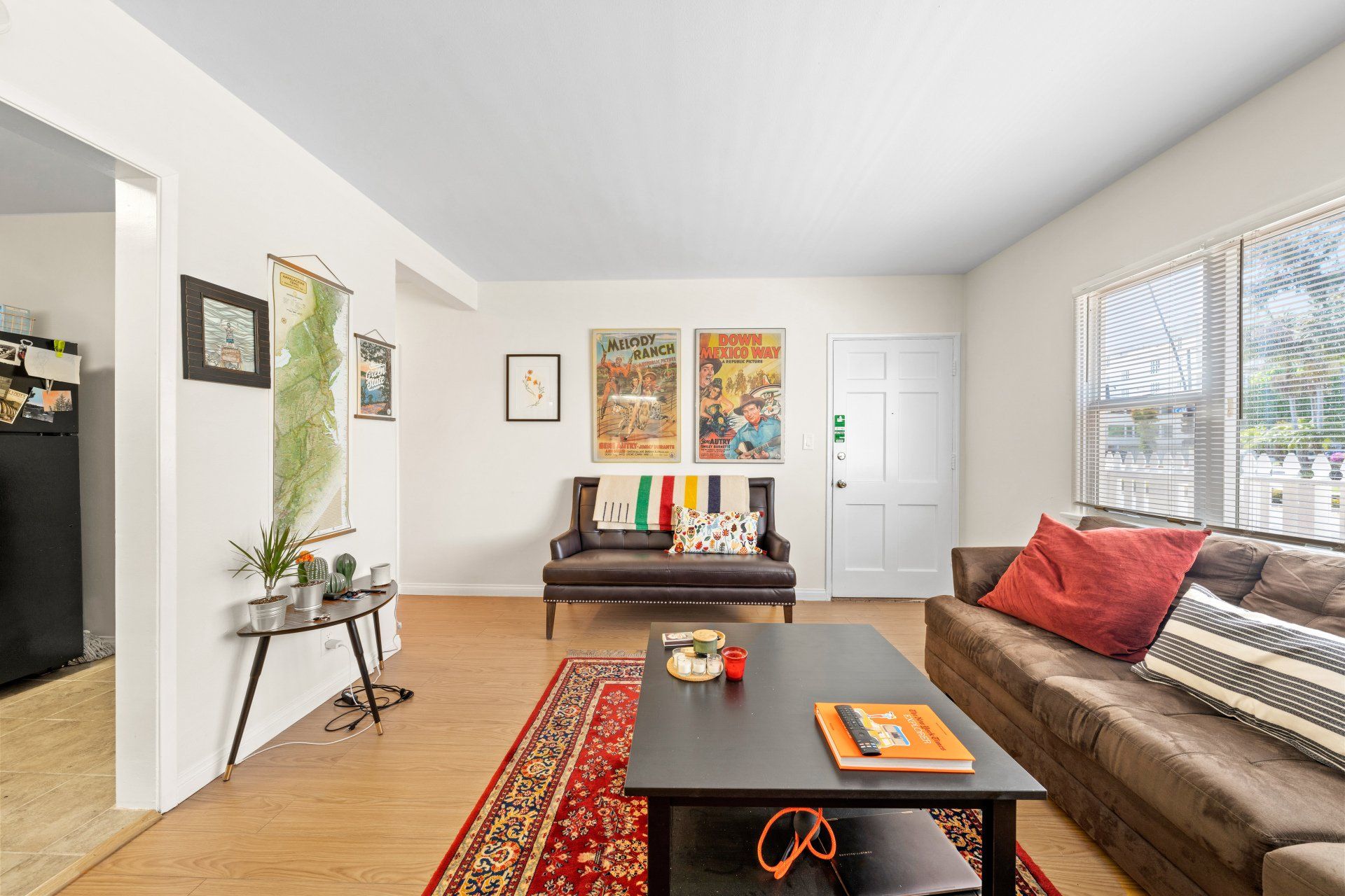 410 California Ave Apartments Living Room with TV